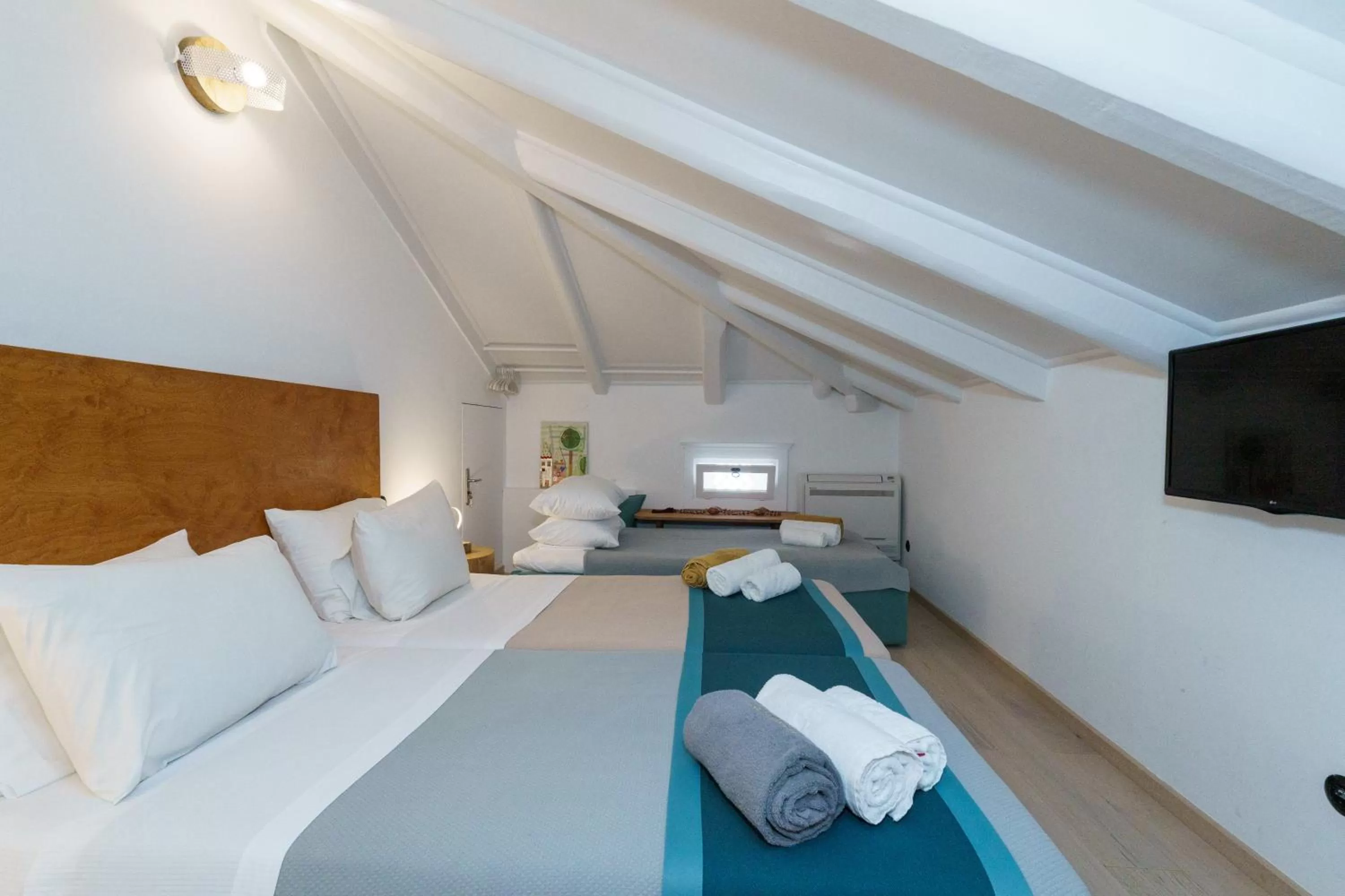 TV and multimedia, Bed in LIVIN HYDRA Suite 2