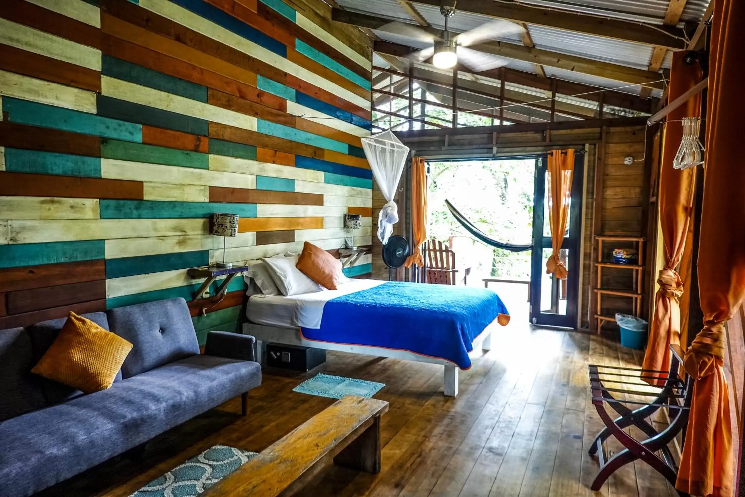 Queen Room with Balcony in Surf Break at Paunch Queen Room with Balcony in Surf Break at Paunch