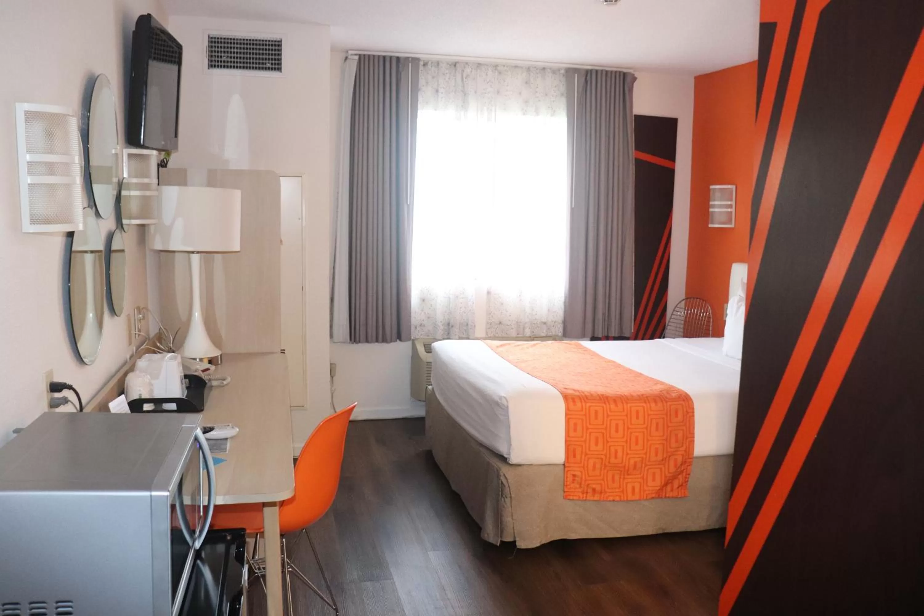 Photo of the whole room, Bed in Howard Johnson by Wyndham Tifton GA I-75