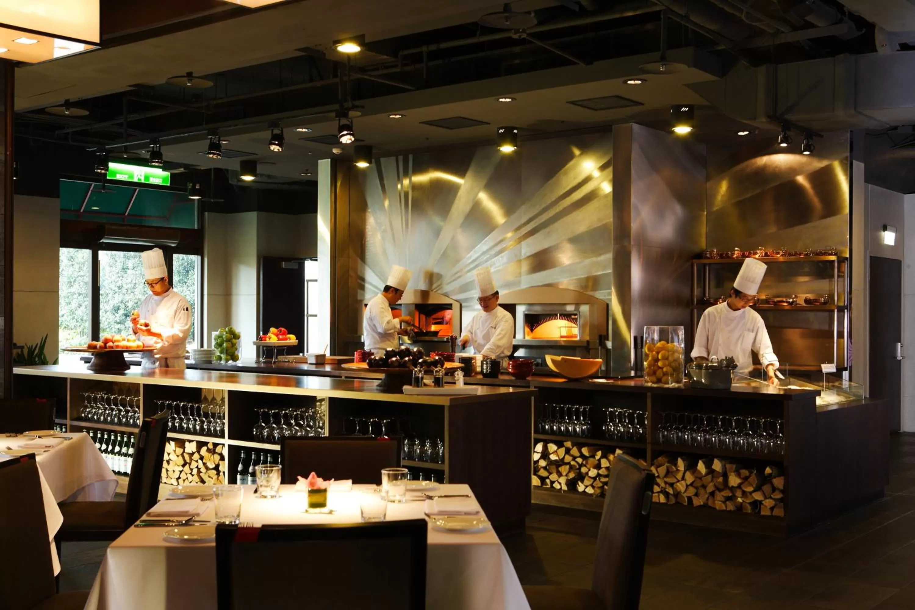 Restaurant/places to eat in Grand Victoria Hotel