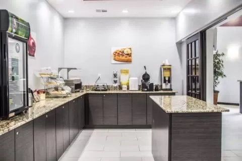 Breakfast in Quality Suites Tulsa I-44