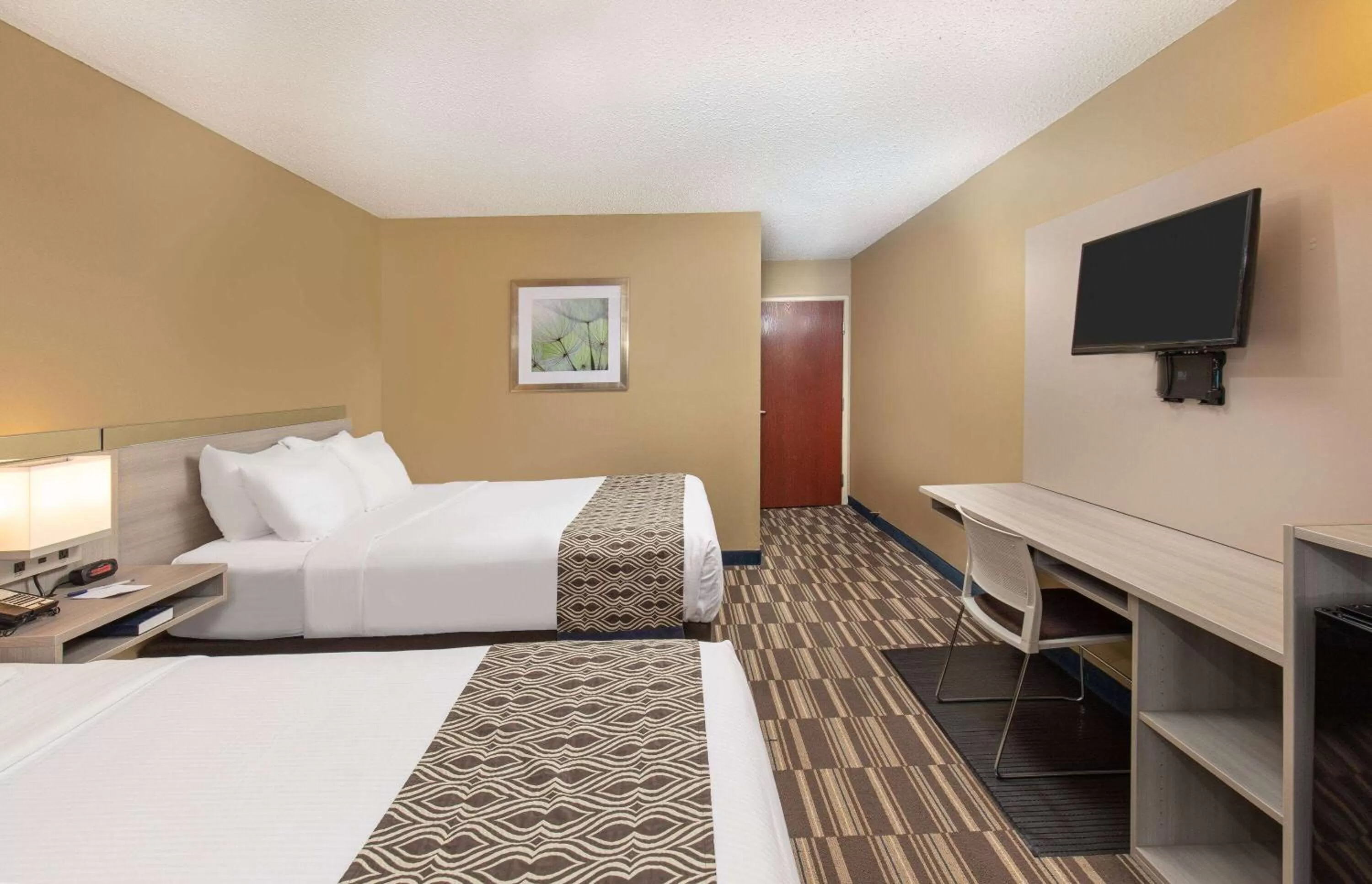 Photo of the whole room, Bed in Microtel Inn & Suites by Wyndham Dry Ridge