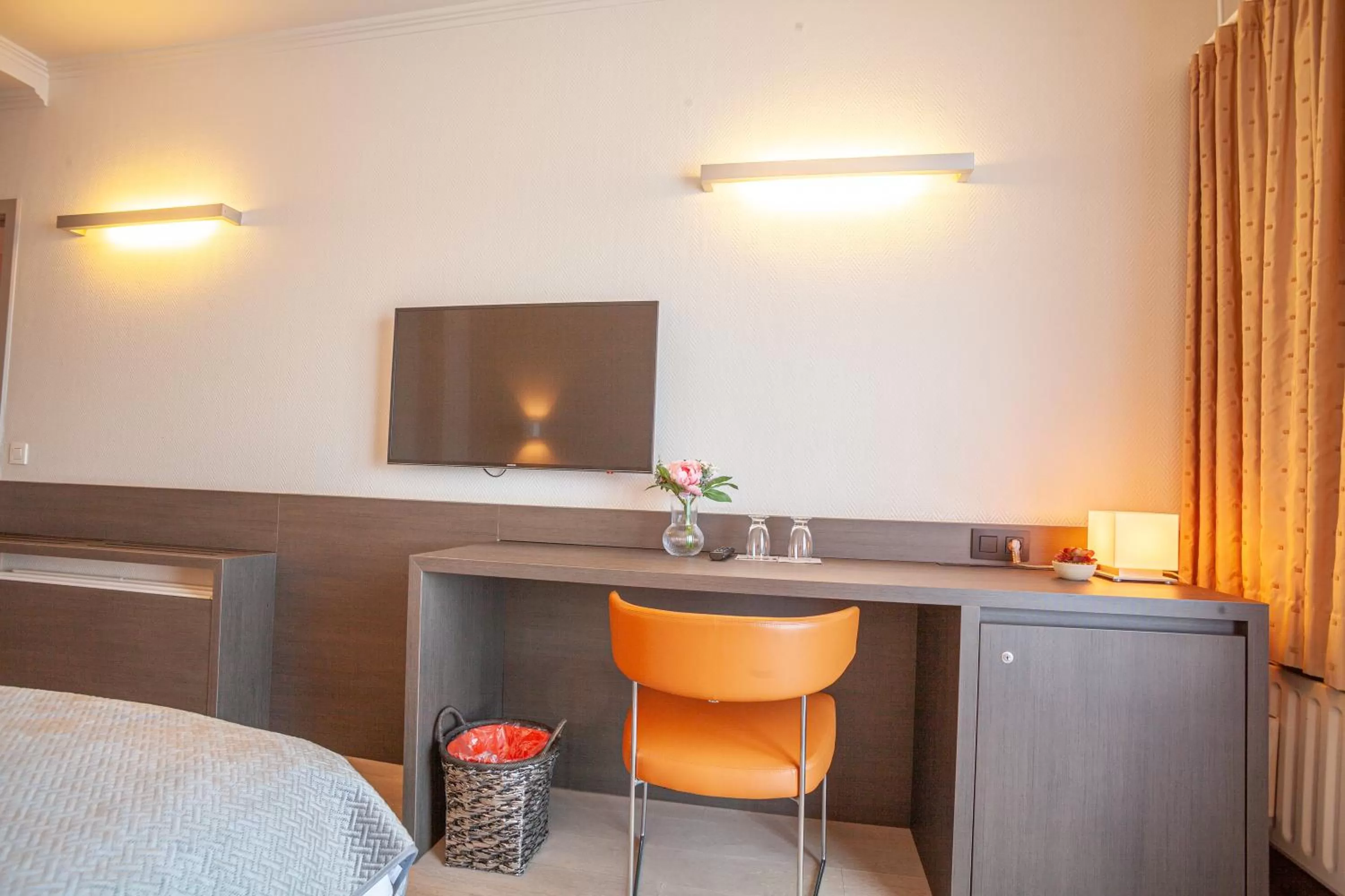 TV and multimedia in Hotel Monaco Zeebrugge Beach by Rikas Hotels