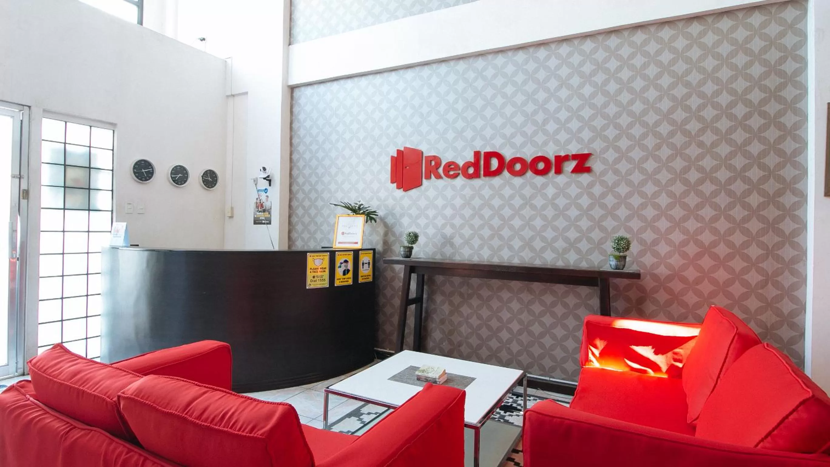 Lobby or reception in RedDoorz at KM 50 Aguinaldo Highway Tagaytay - Vaccinated Staff