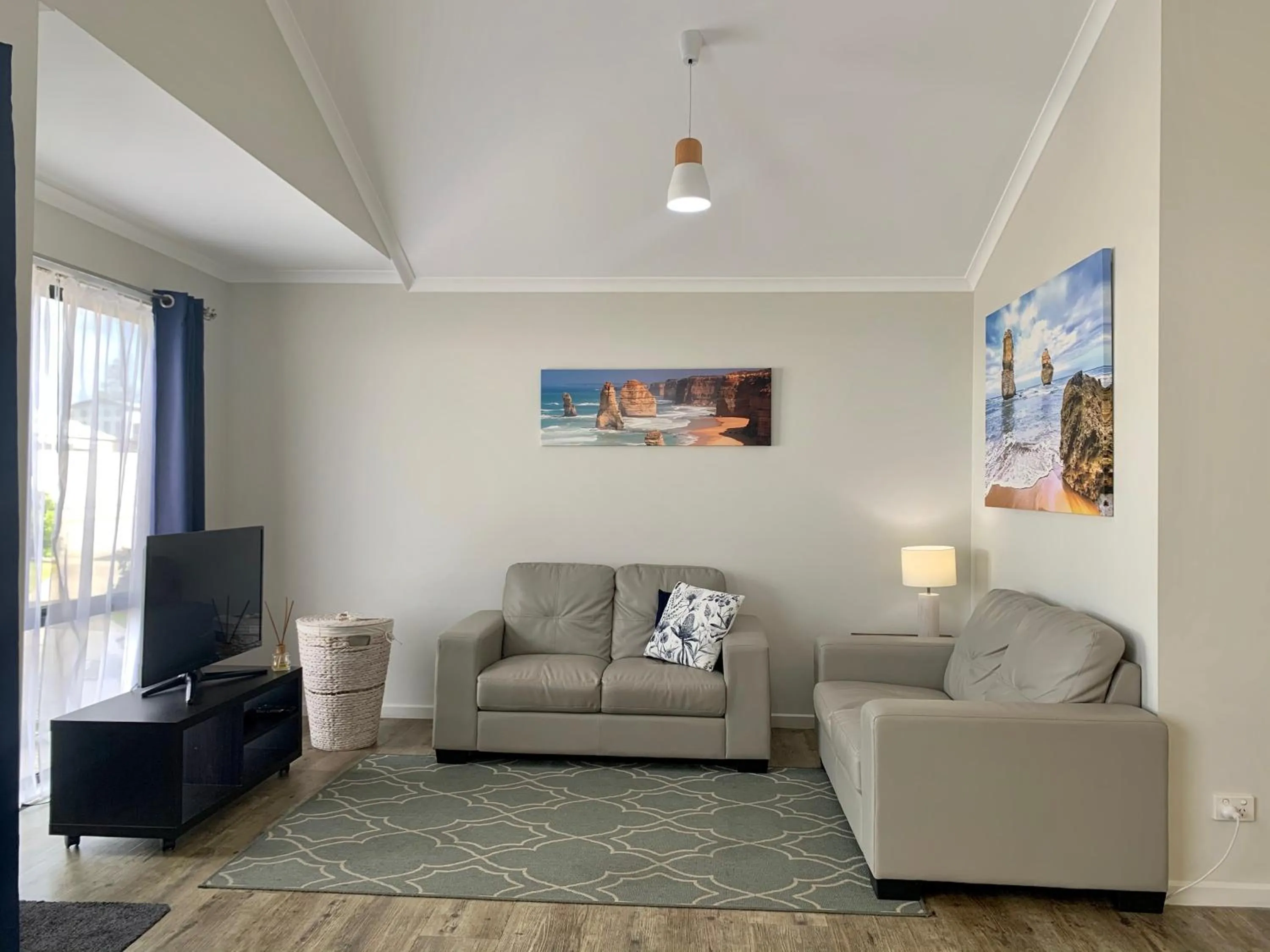 Seating area in Apollo Bay Waterfront Motor Inn