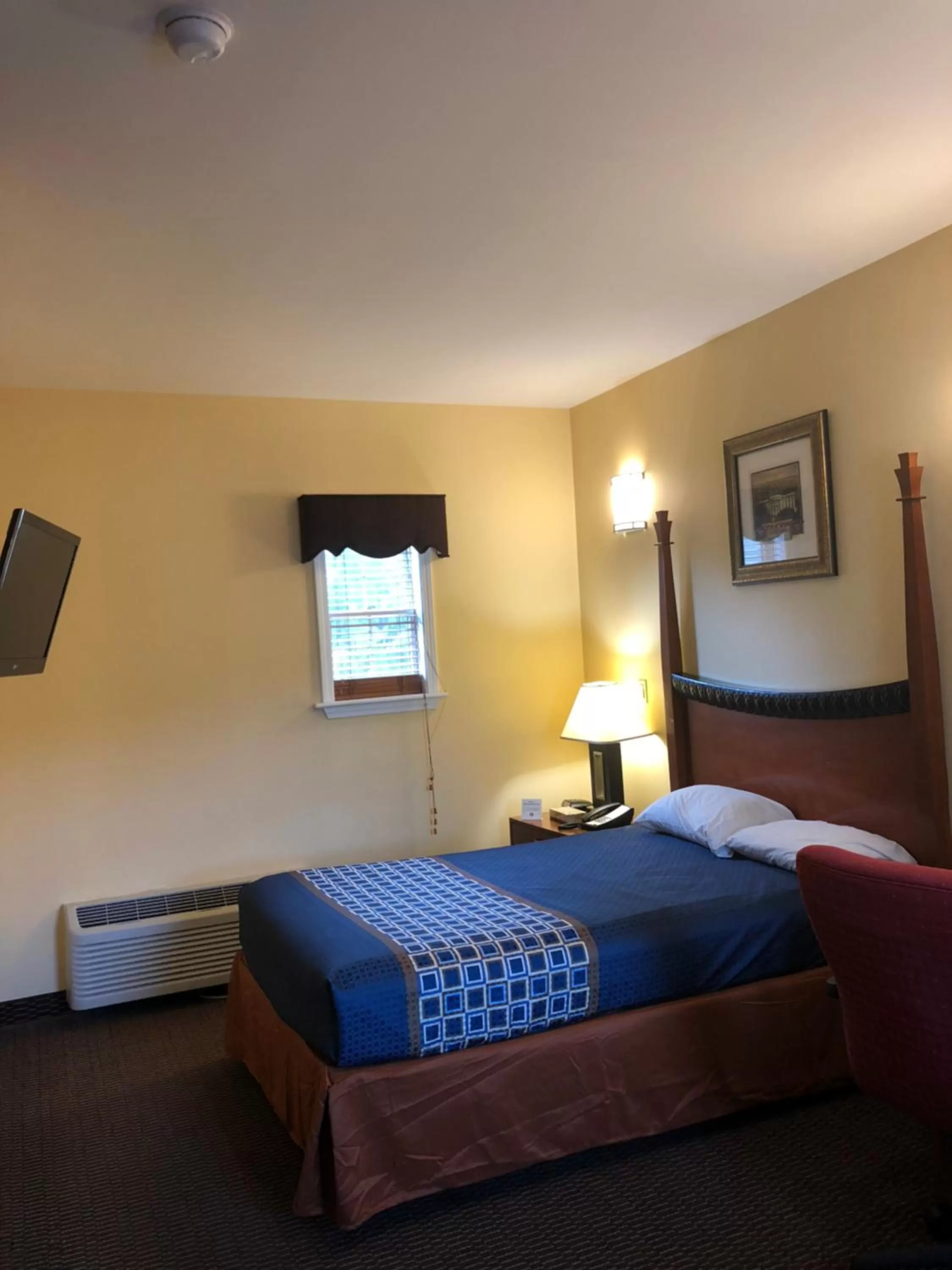 Bed in Budget Inn Williamsport
