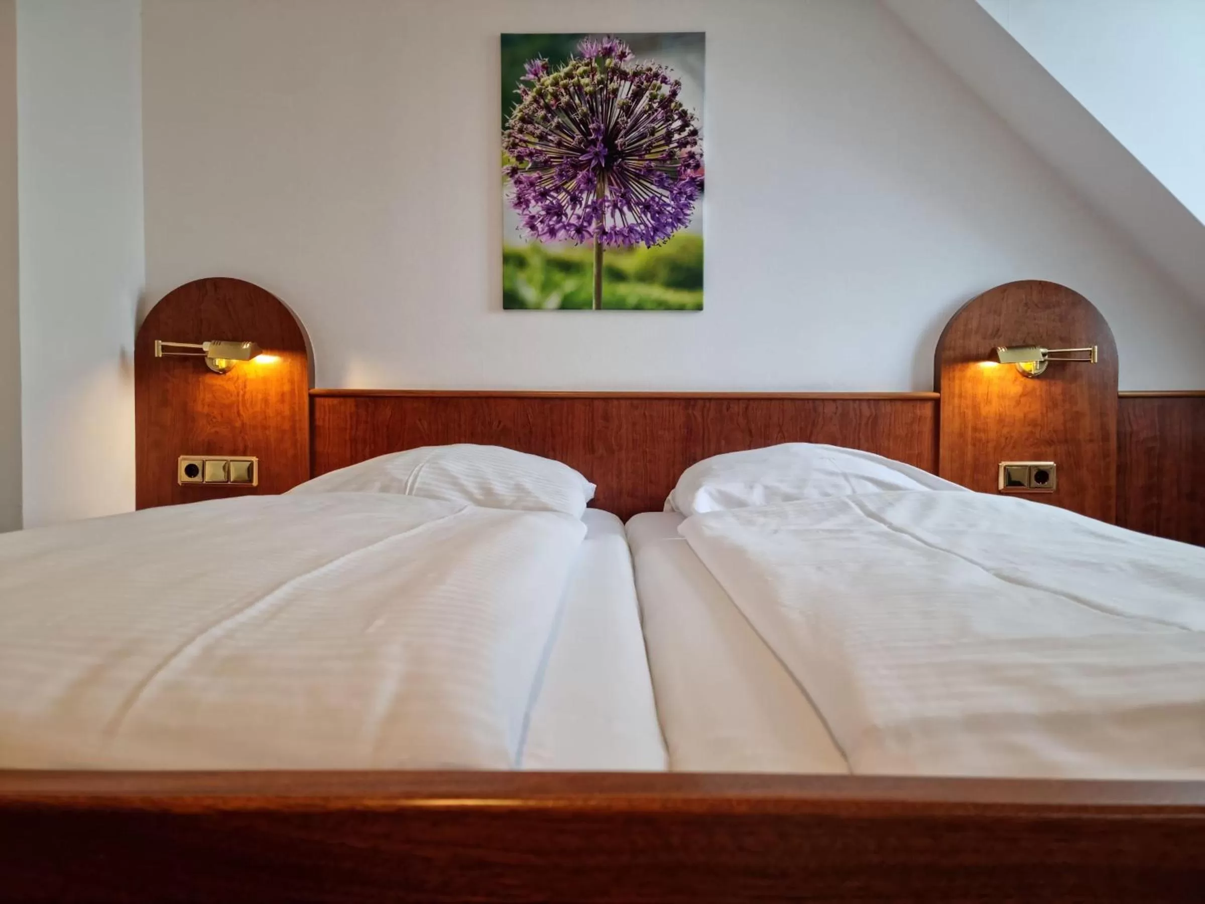 Bed in Hotel Nassauer Hof