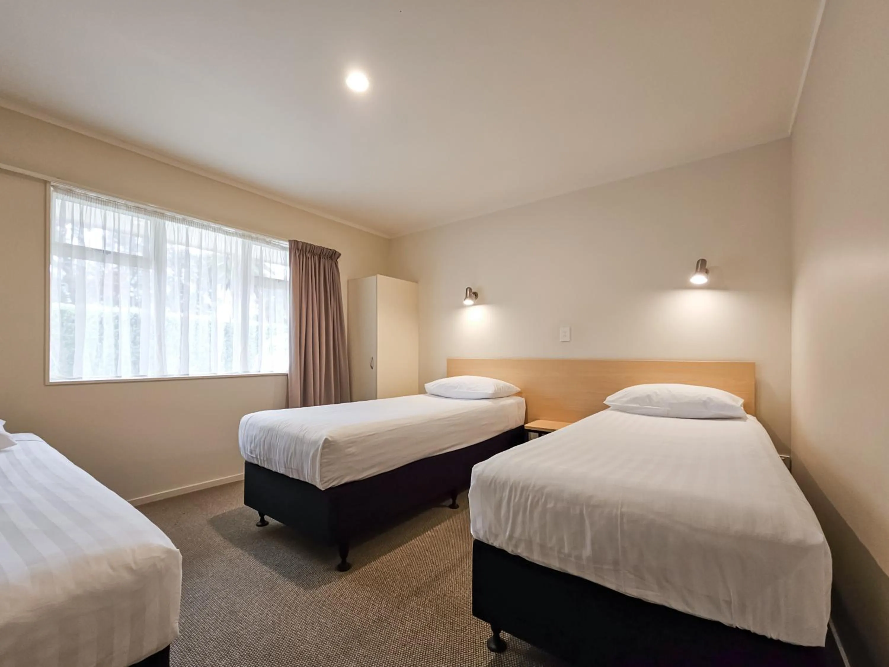 Bed in Captain Cook Motor Lodge