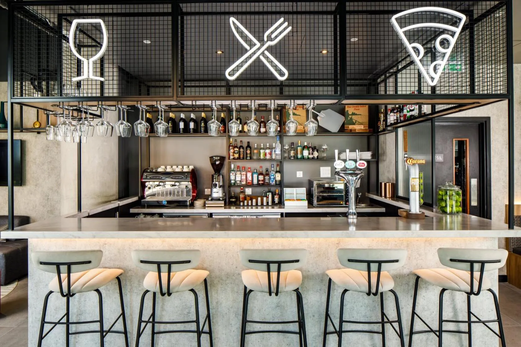 Lounge or bar in Aparthotel Adagio London Sutton Point