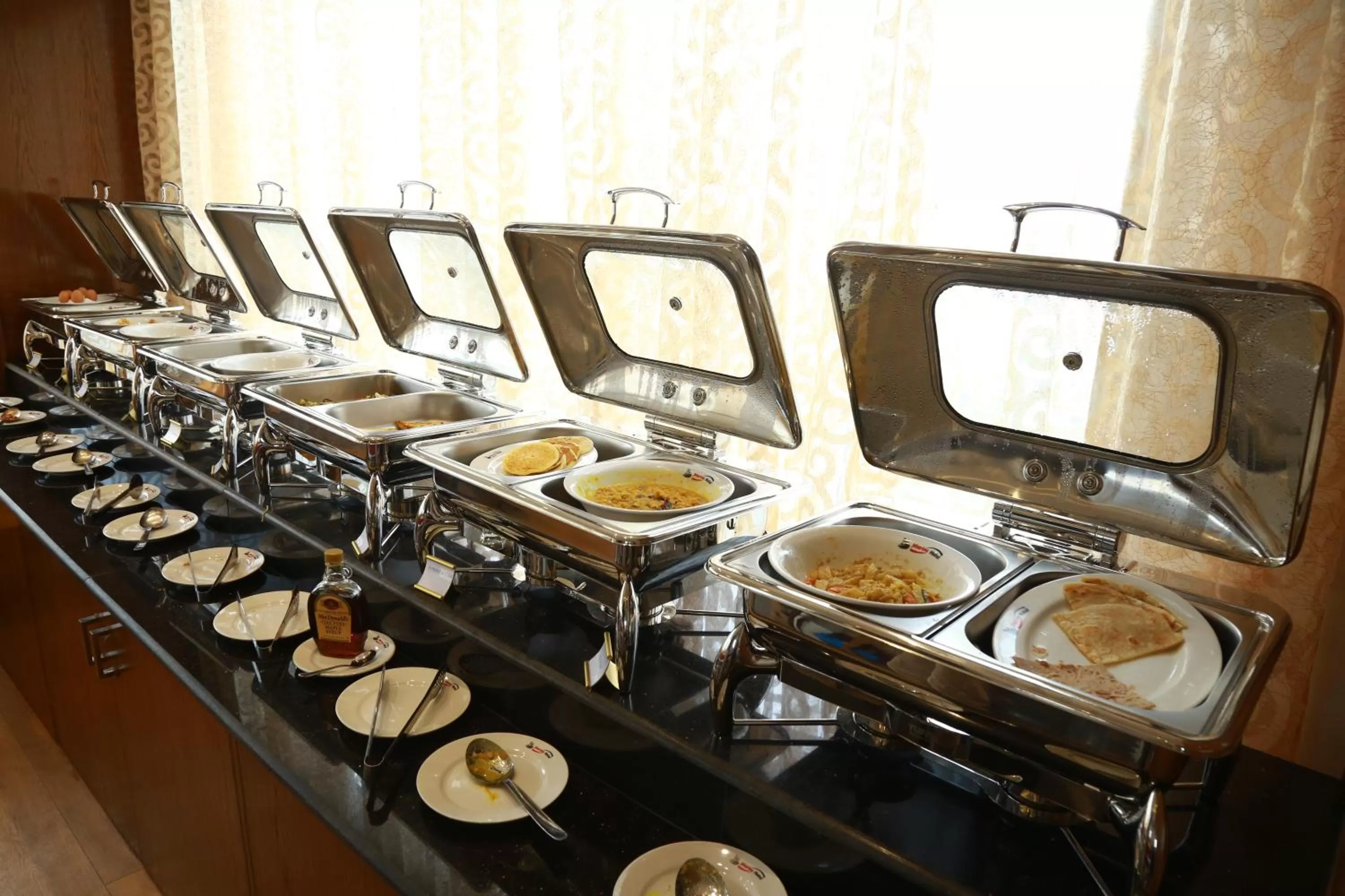 Restaurant/places to eat in Marino Royal Hotel