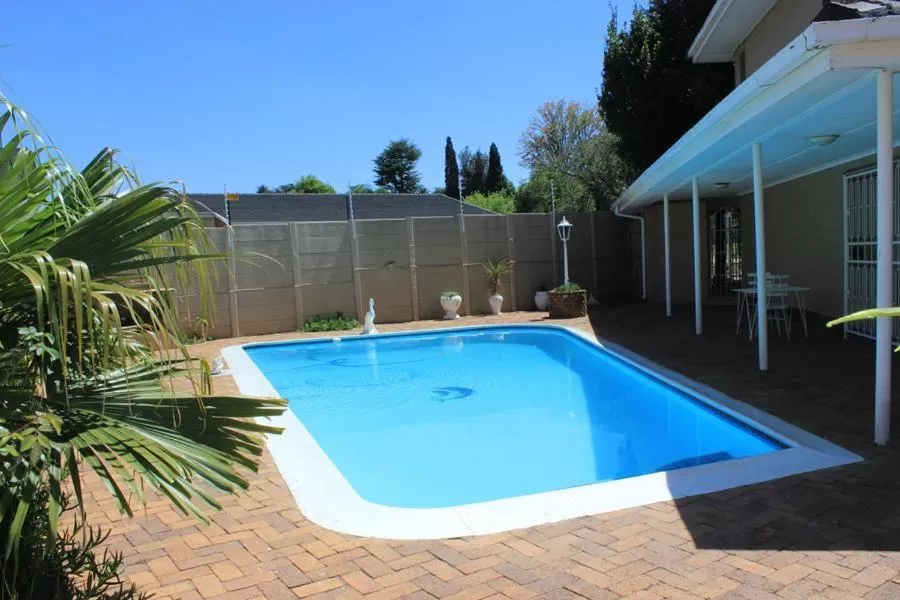 Swimming pool in Moye Guest House