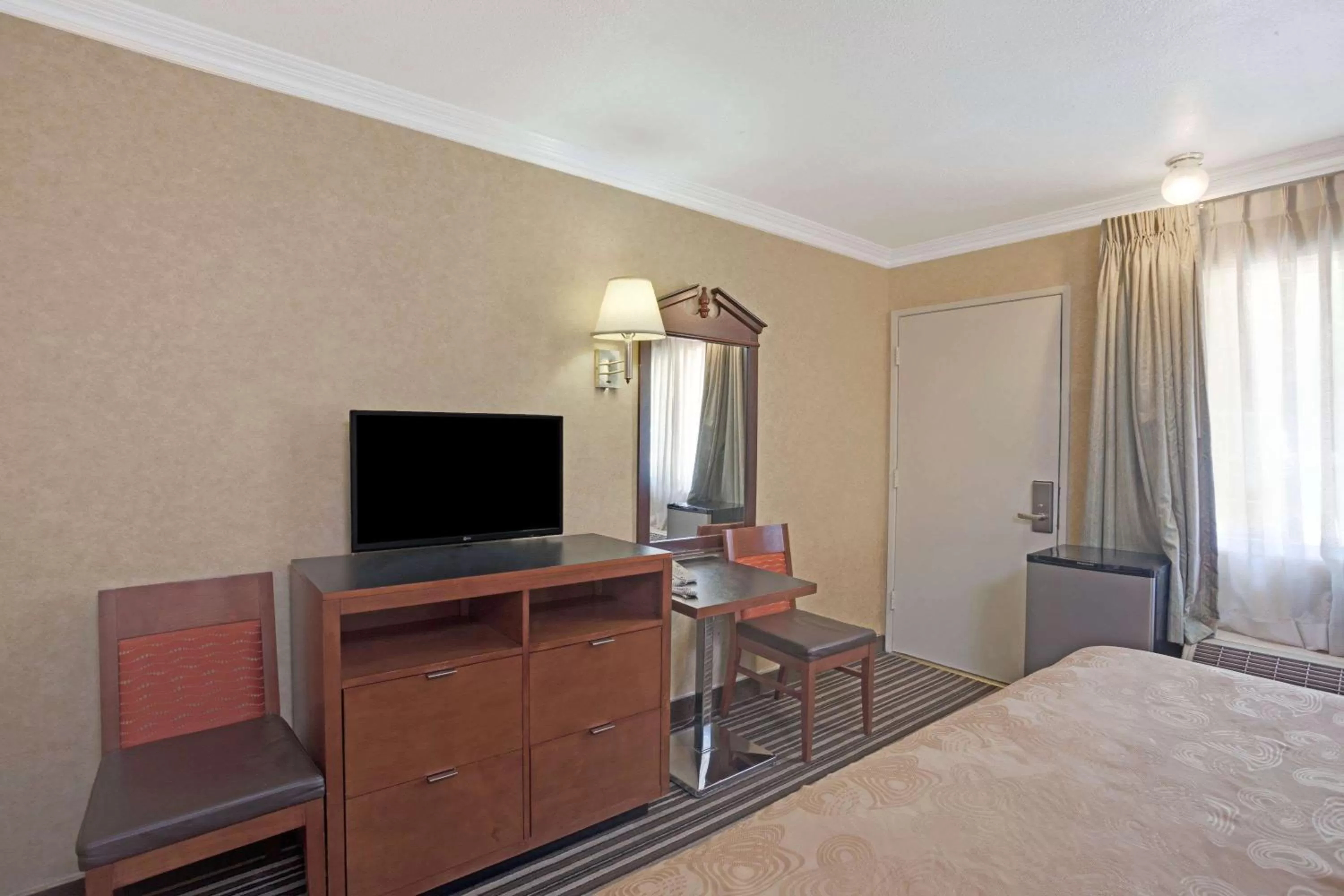 Photo of the whole room, Bed in Buena Park Inn