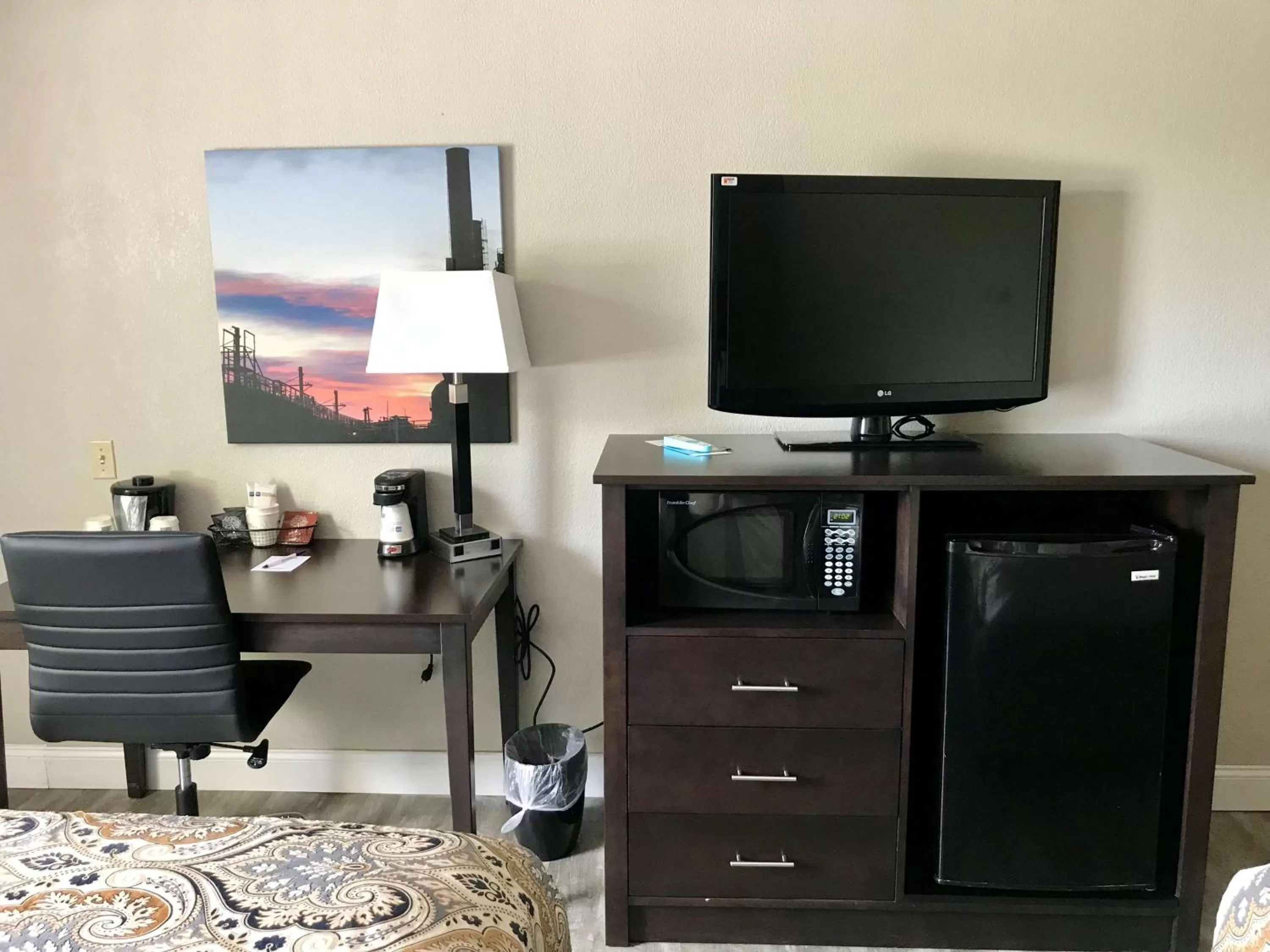 Photo of the whole room, TV/Entertainment Center in SureStay Plus Hotel by Best Western Lehigh Valley