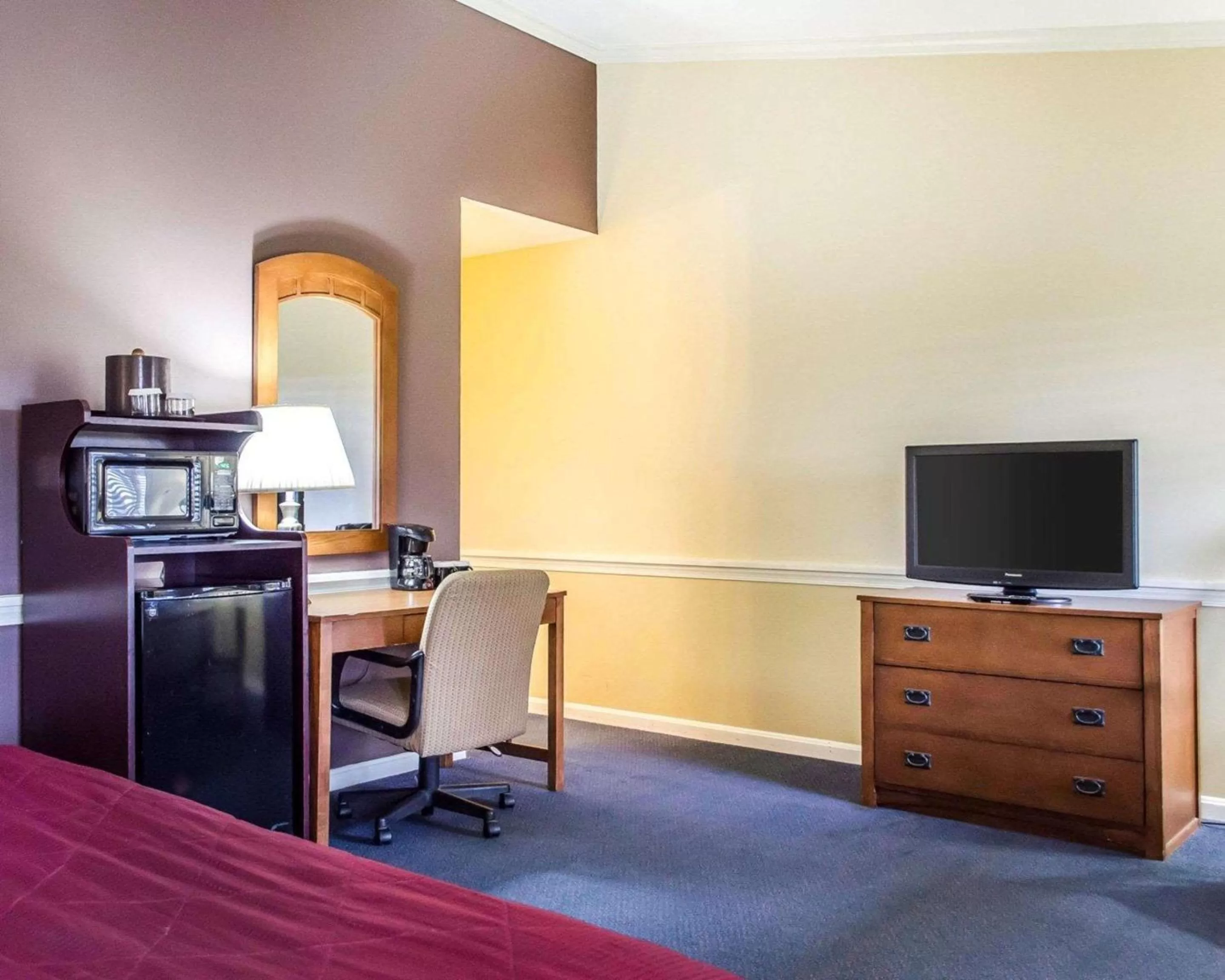 Photo of the whole room in Clarion Inn Strasburg - Lancaster