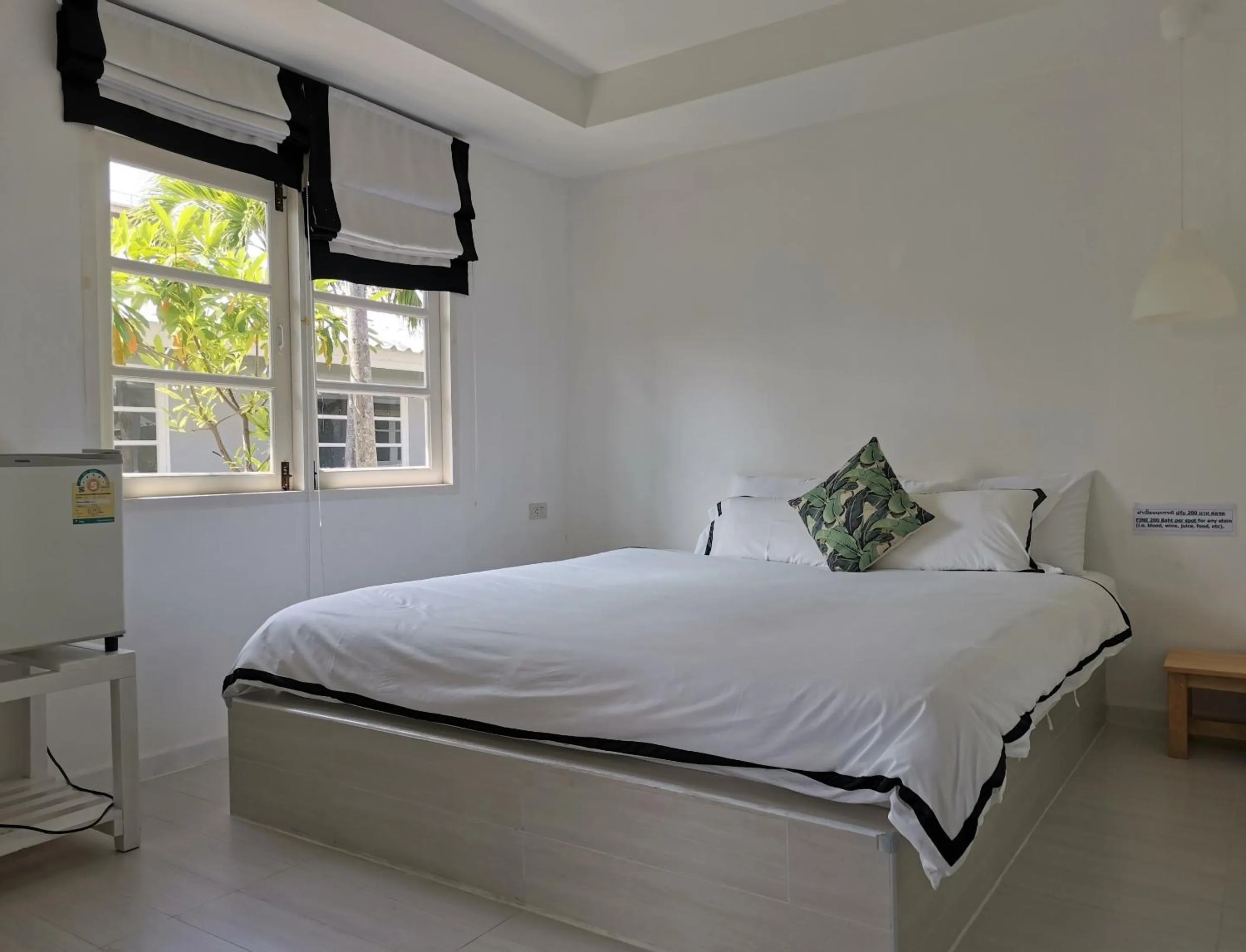 Bed in 1715 House - White Rhino