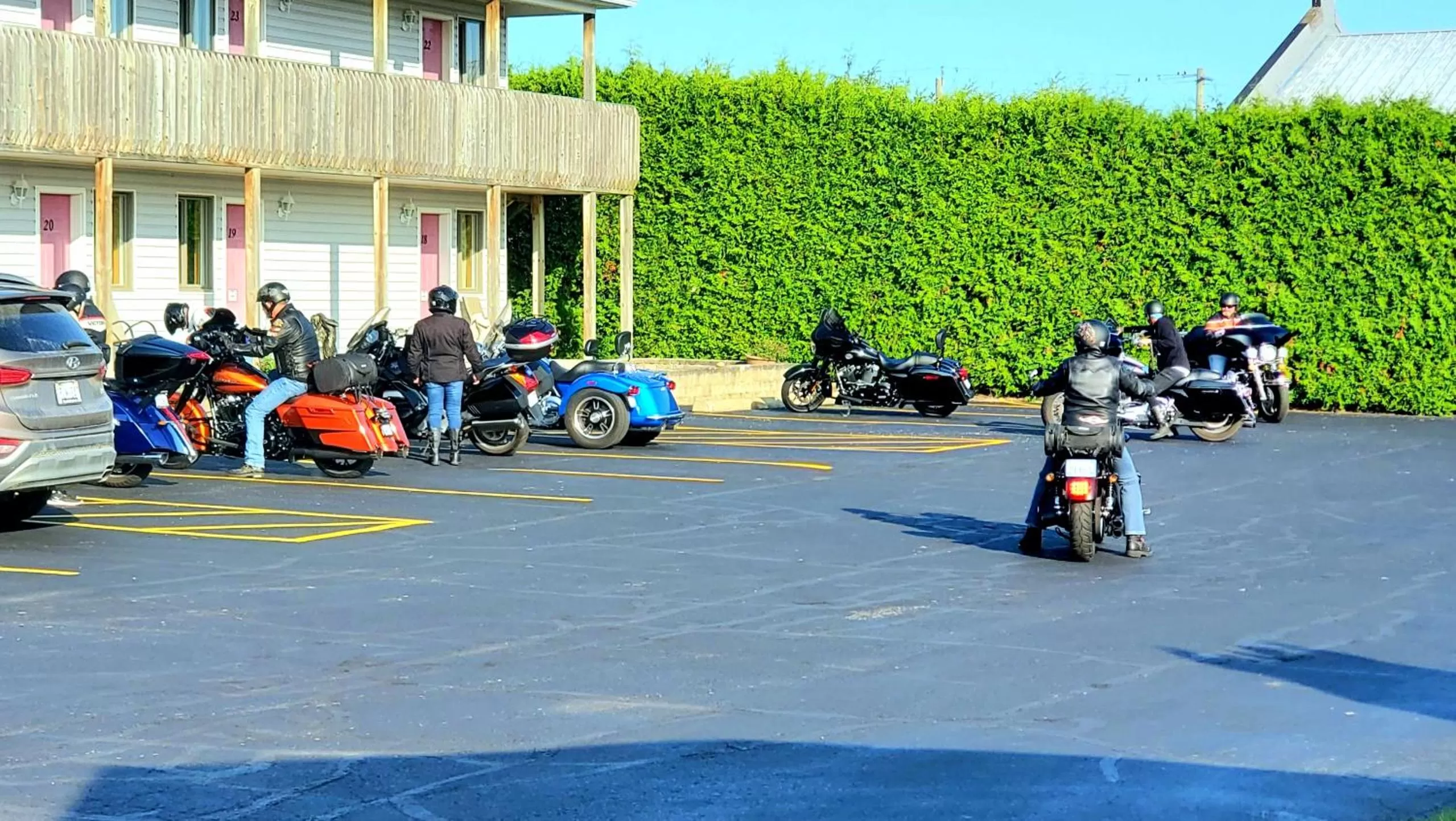 Parking in Knights Inn Colonial Fireside Inn