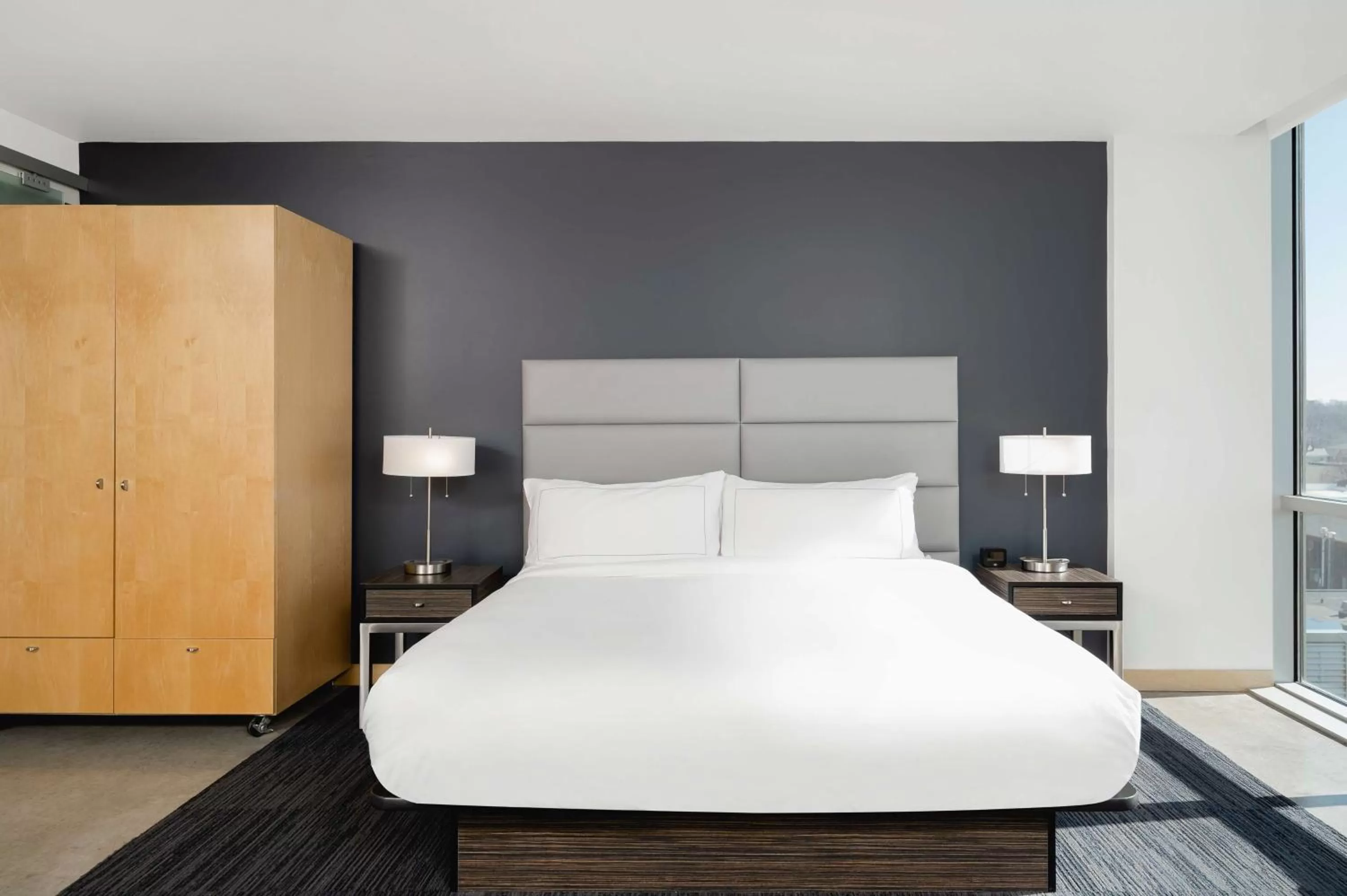 King Room with Roll in Shower - Mobility Accessible in Hotelvetro Iowa City, Tapestry Collection By Hilton