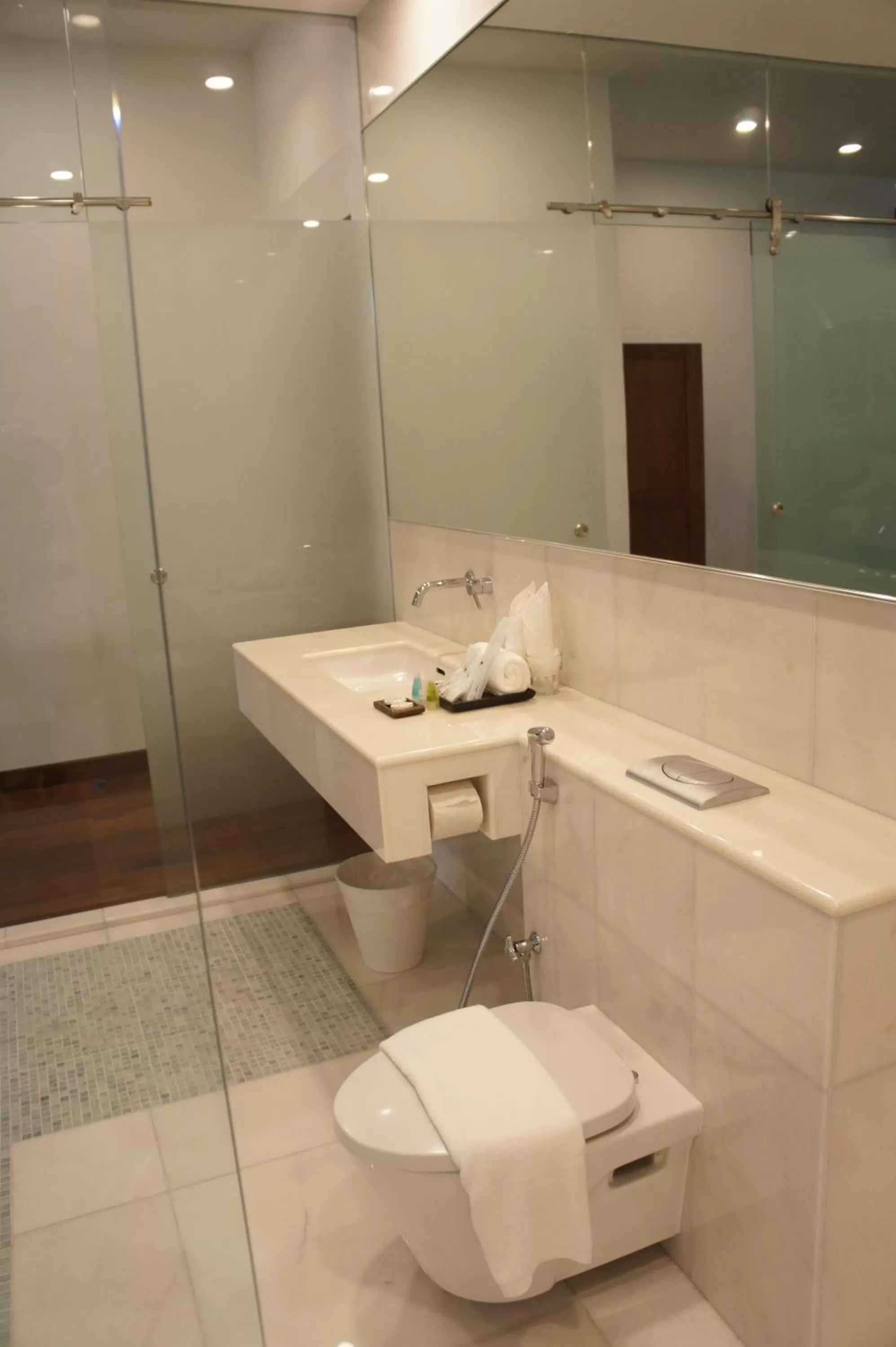 Bathroom in Heeren Palm Suites