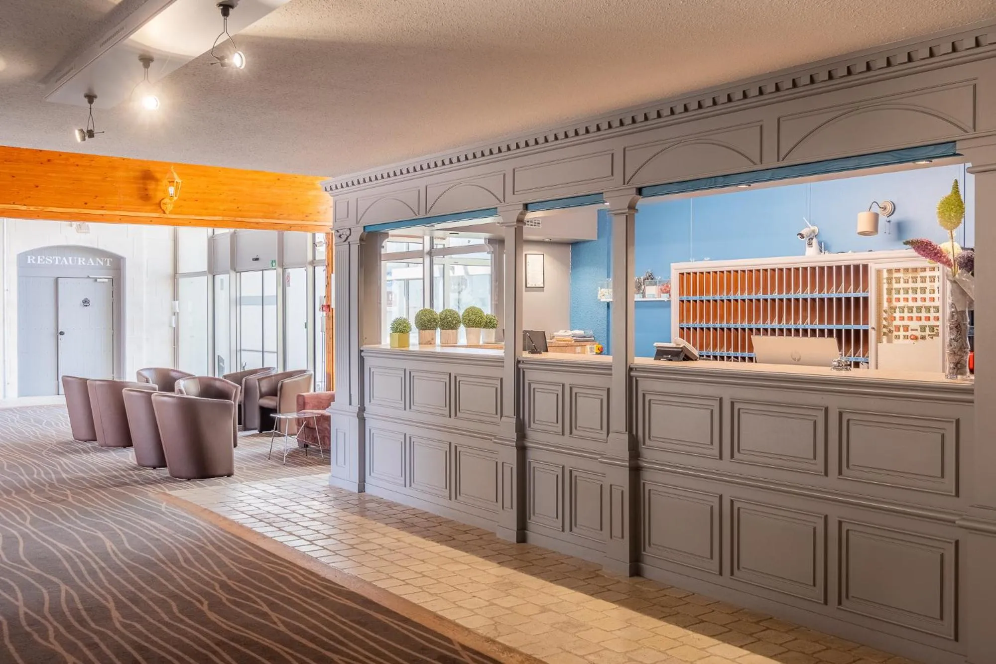 Lobby or reception in Hôtel Akena Poitiers Nord Futuroscope