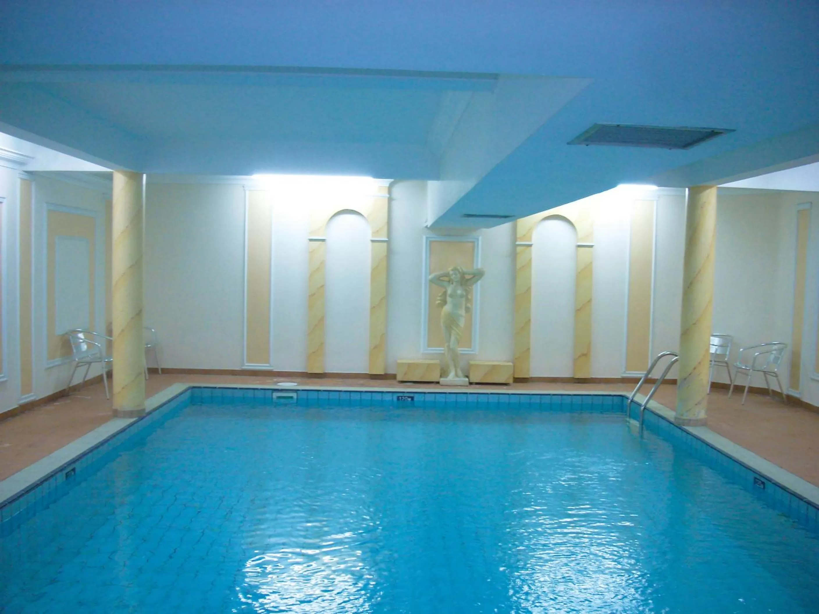 Swimming pool in Kapetanios Limassol Hotel