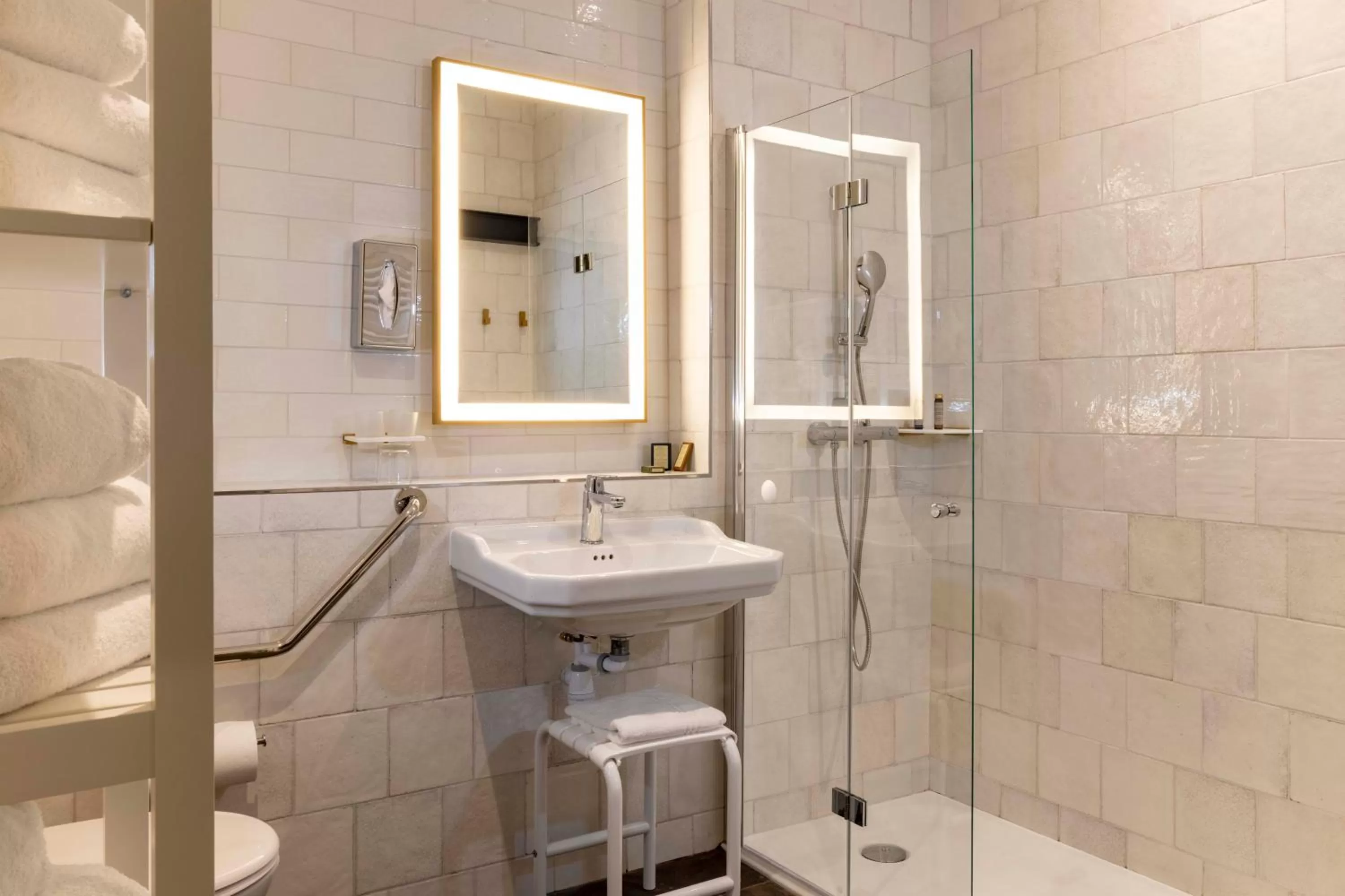 Bathroom in Les Jardins Du Luxembourg