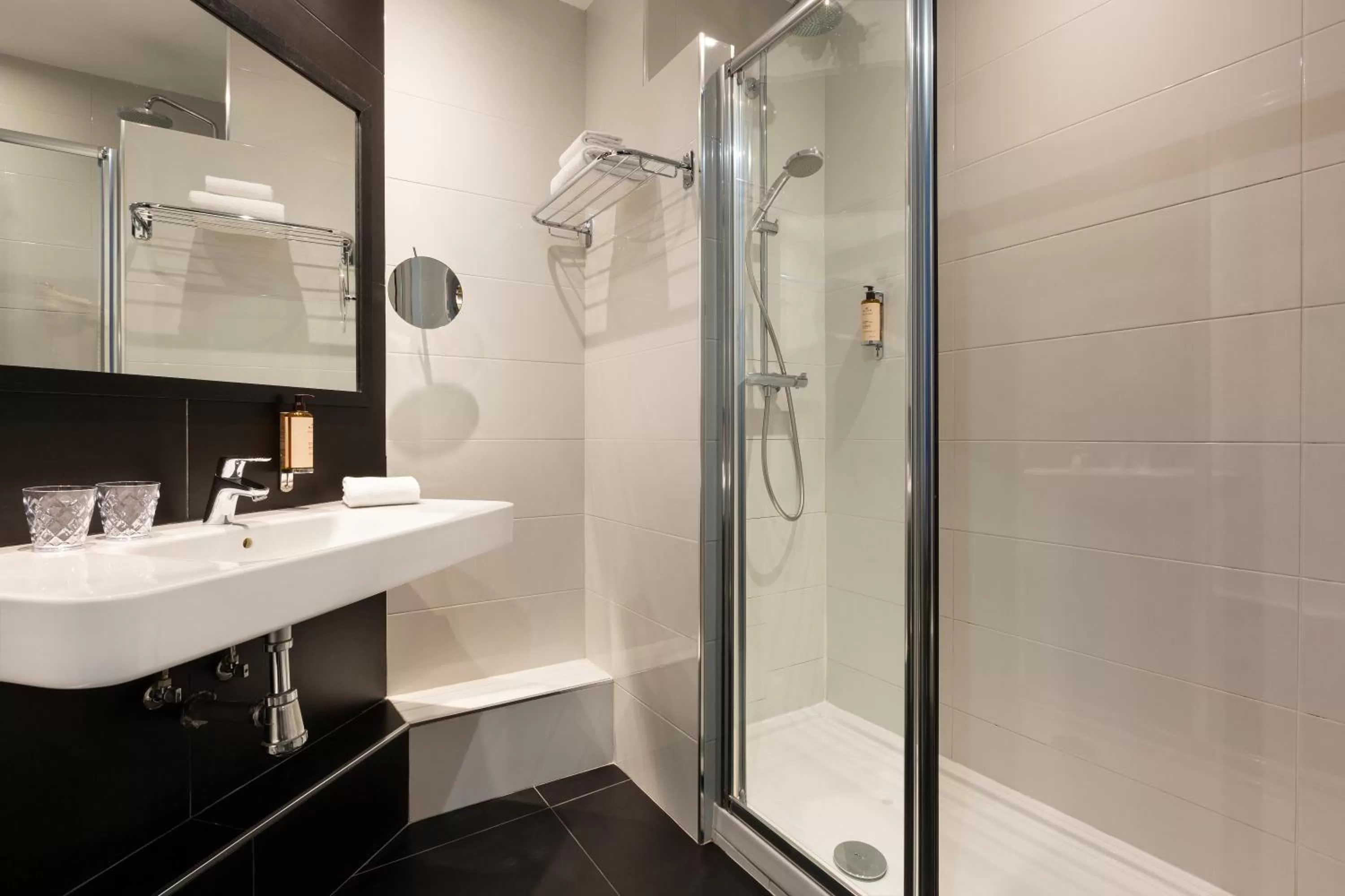 Shower in Mercure Paris Alesia