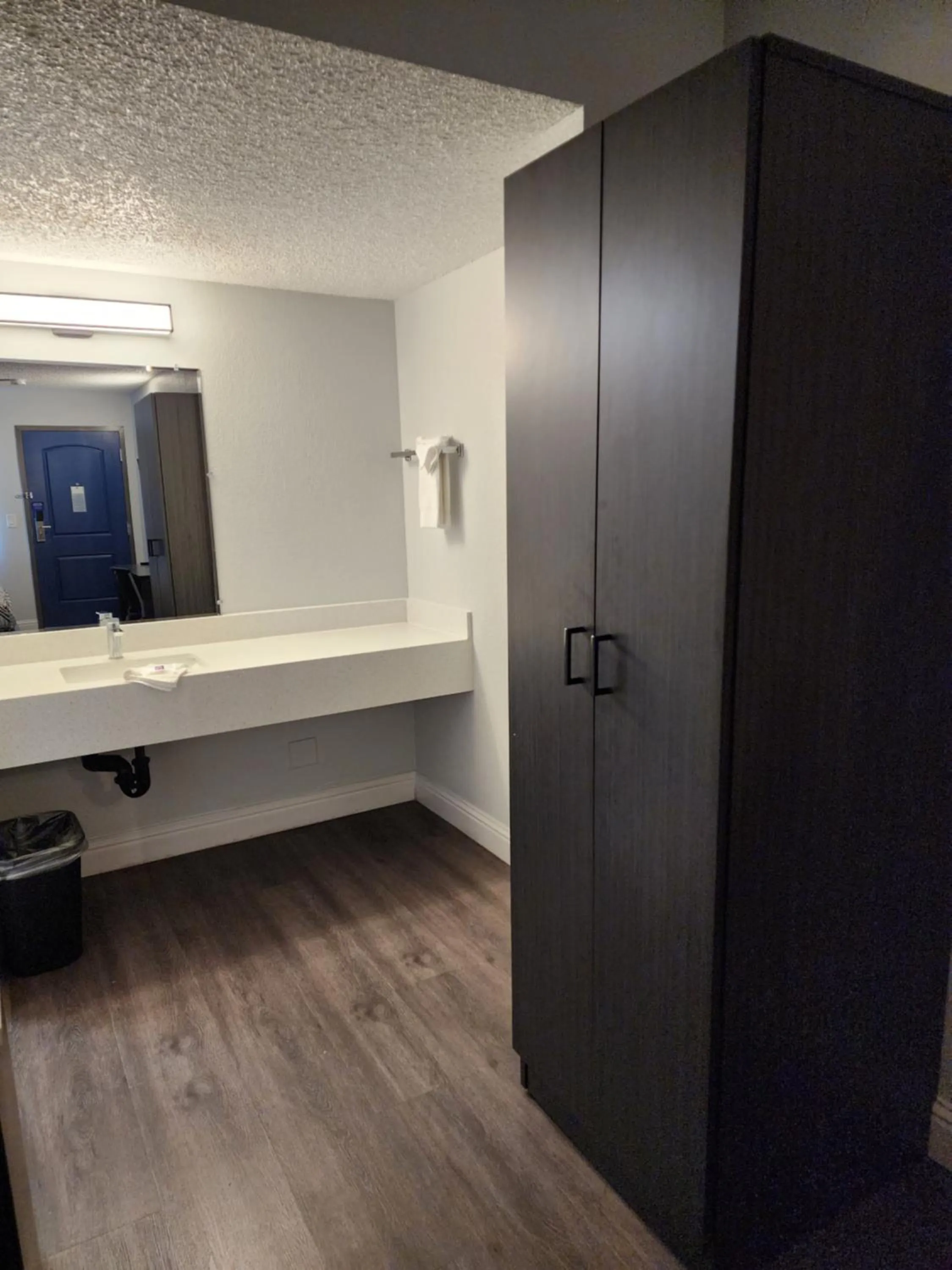 hair dresser in Studio 6 Sacramento, CA Natomas