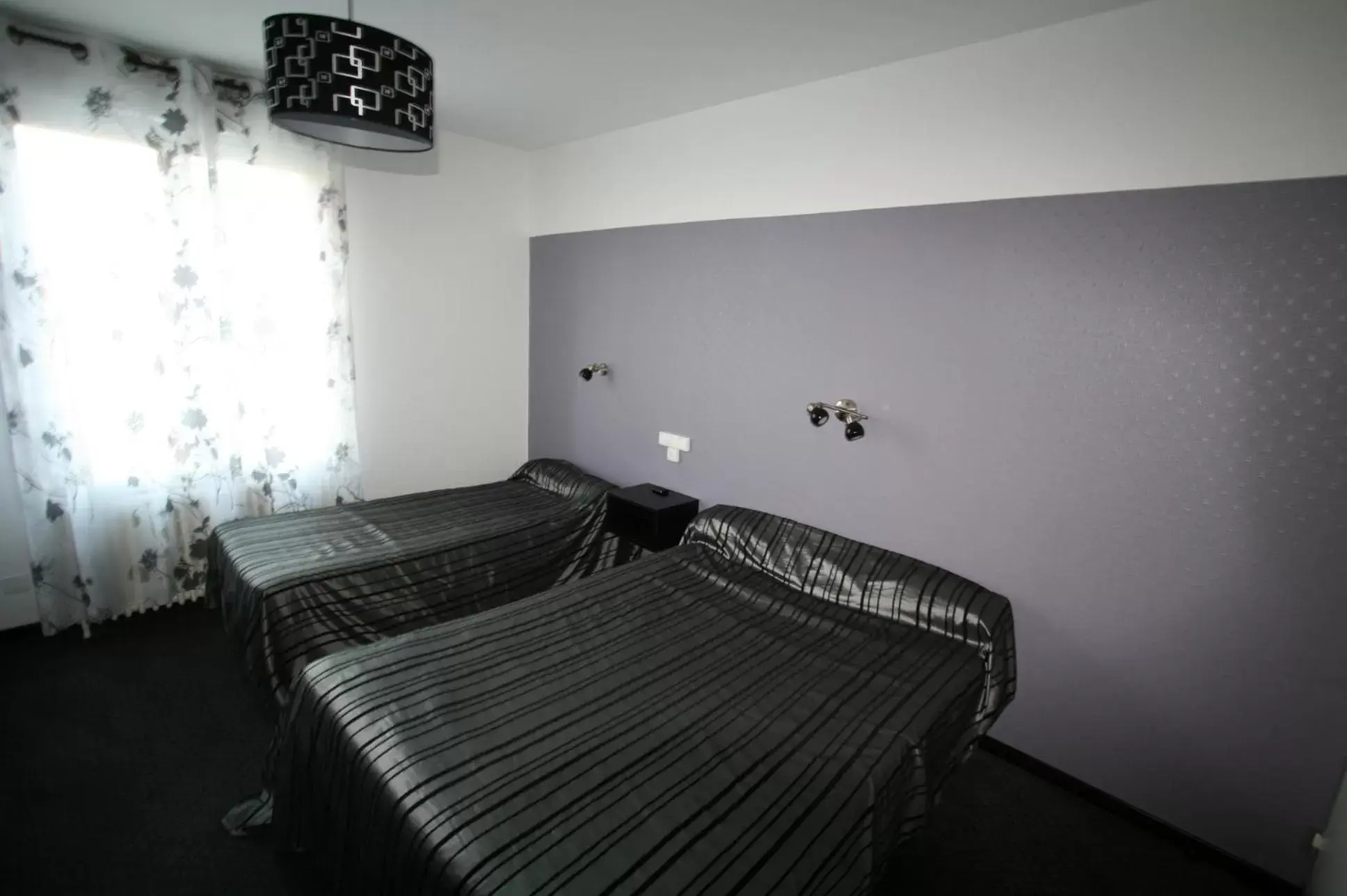 Triple Room in Hôtel Le Picardy Triple Room in Hôtel Le Picardy