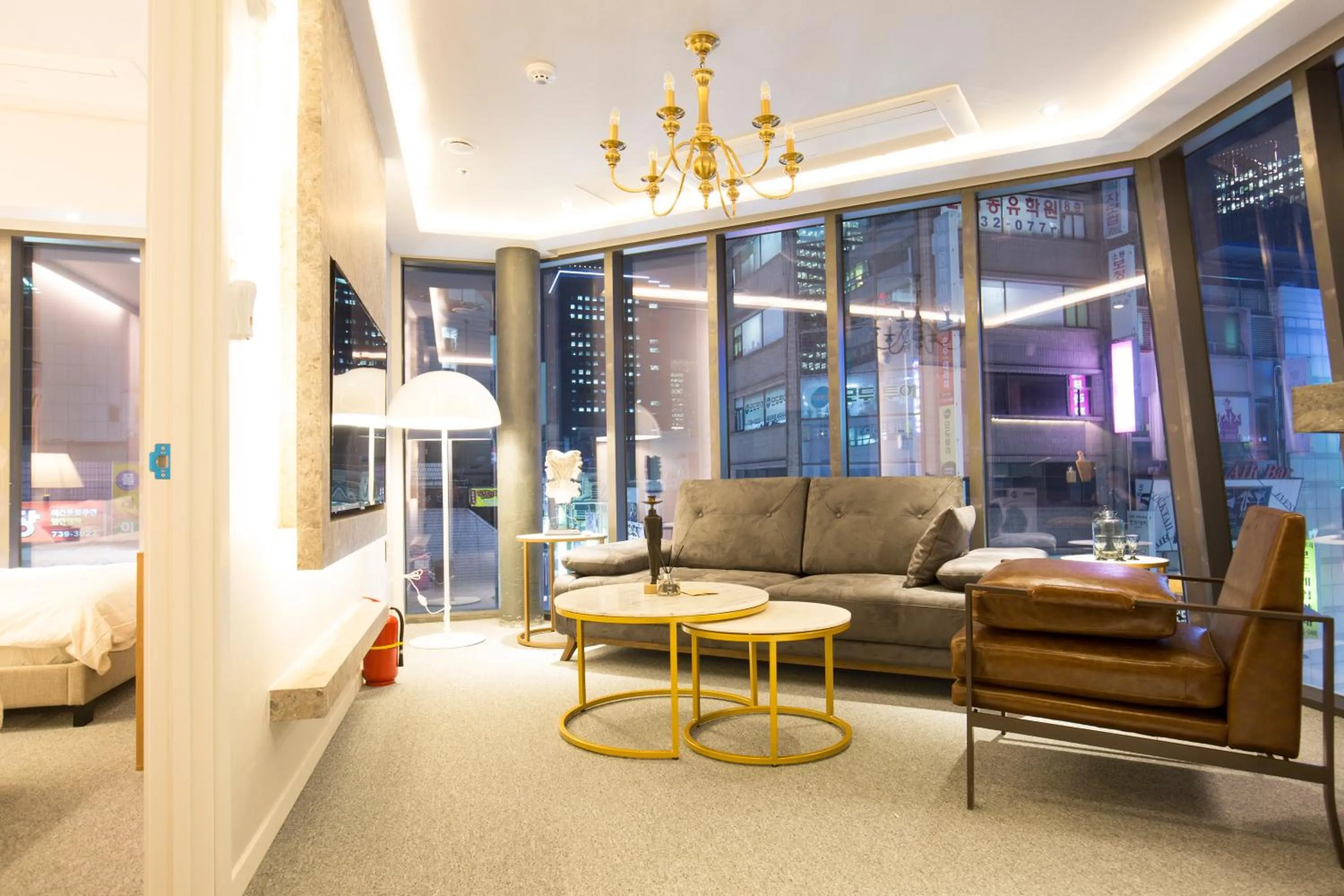 Living room, Lobby/Reception in UH Suite The Jongno