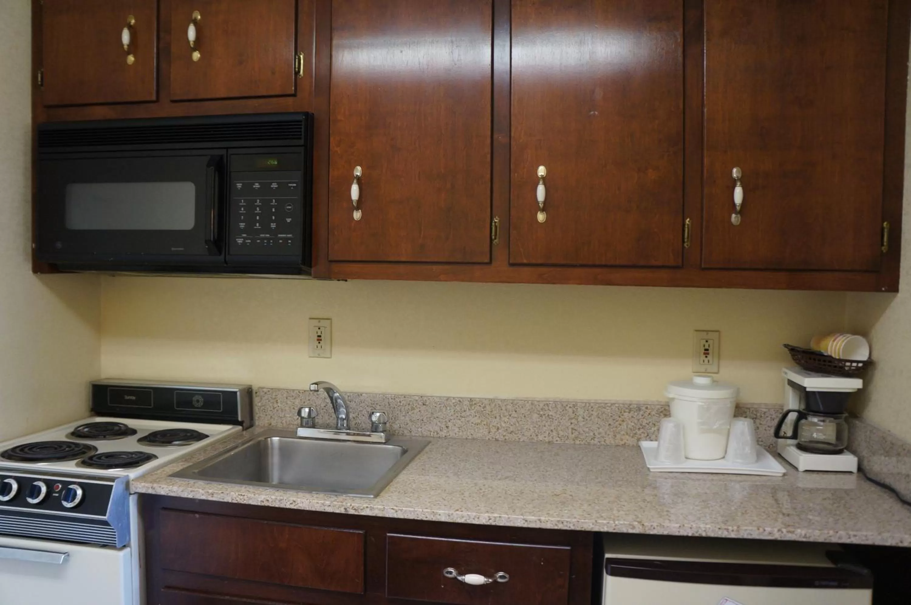 Kitchen or kitchenette in Clarksville Inn