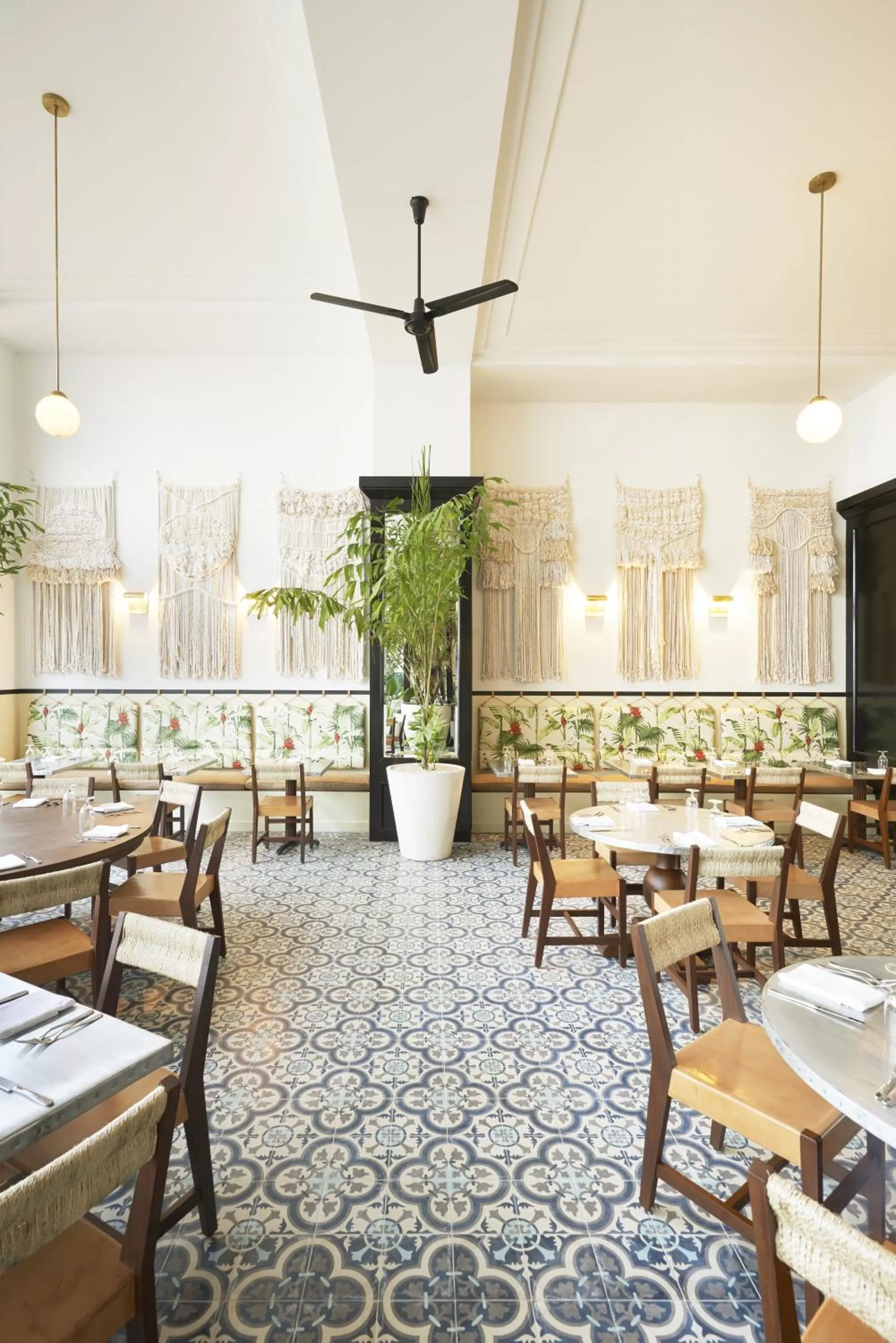 Restaurant/places to eat in American Trade Hotel