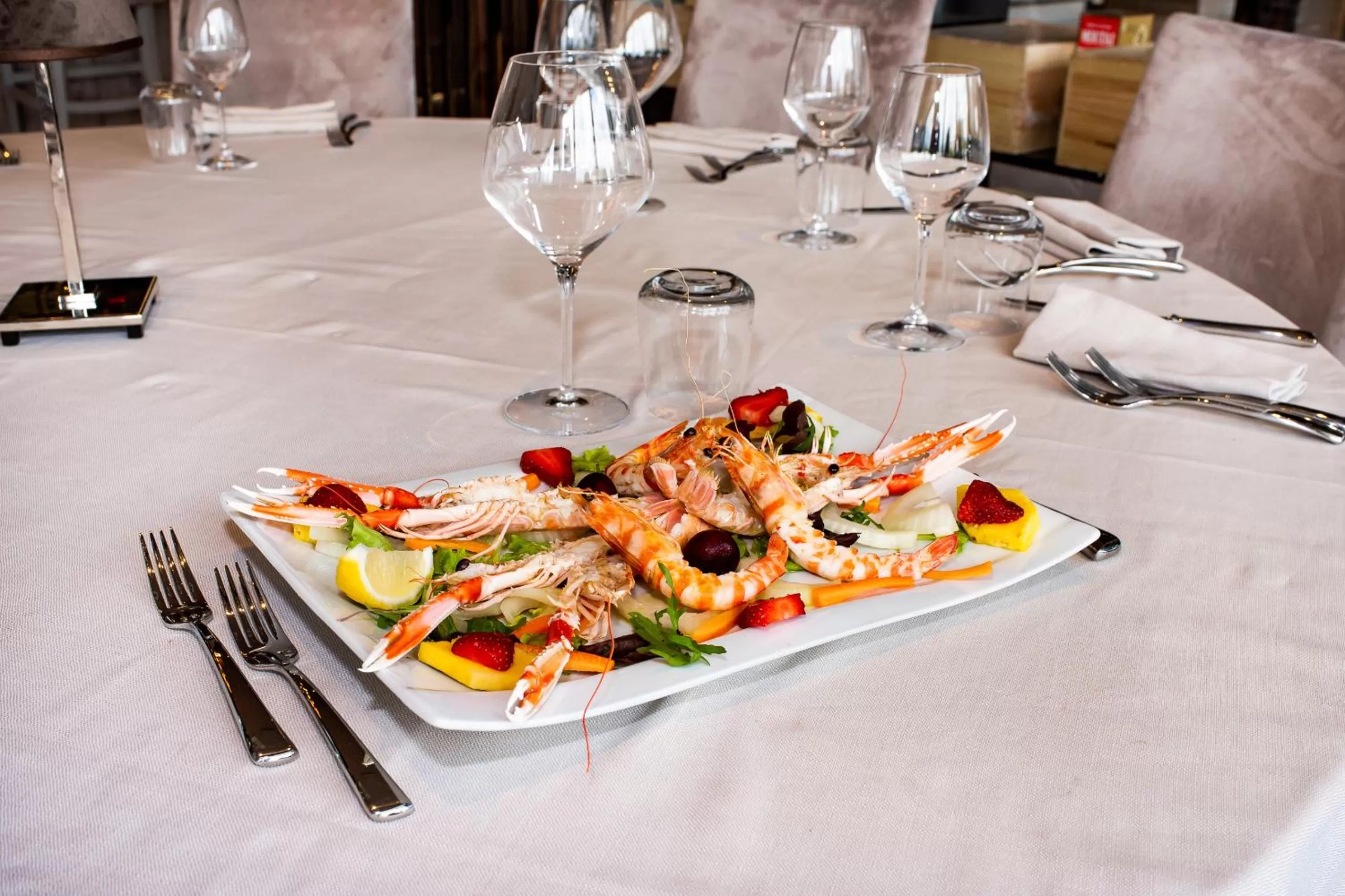 Restaurant/places to eat in M2 Hotel