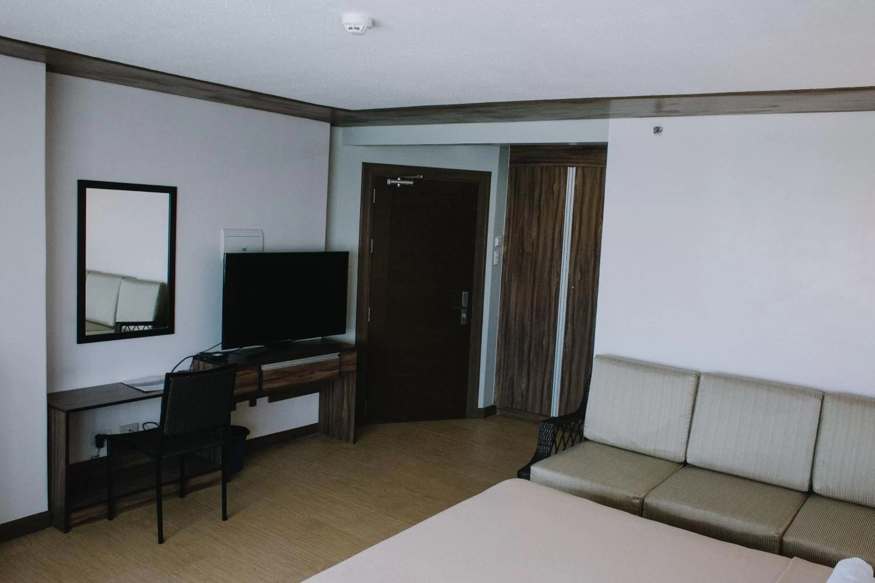 TV and multimedia, Bed in Leope Hotel