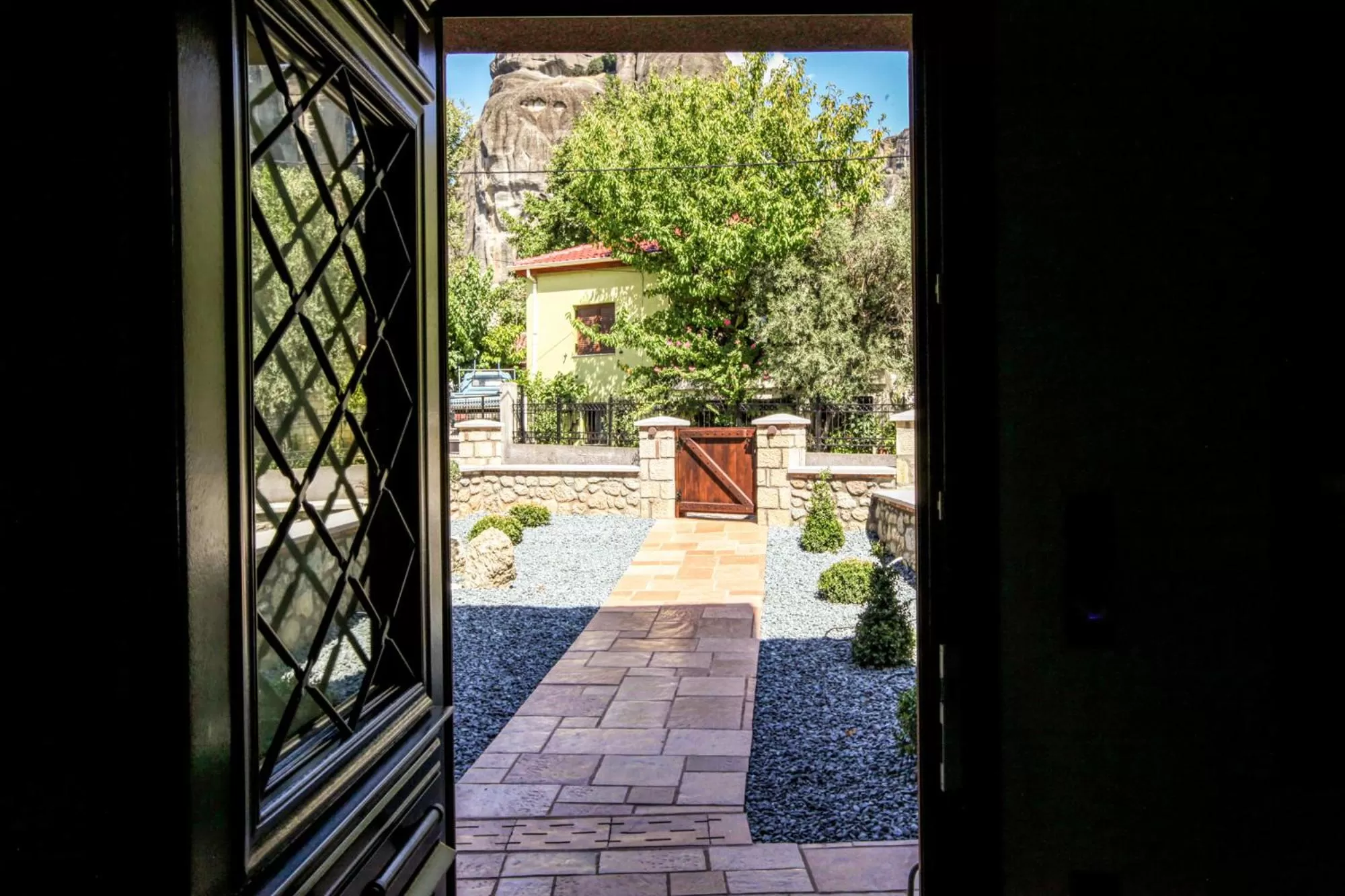 Garden in Meteora Heaven and Earth Kastraki premium suites