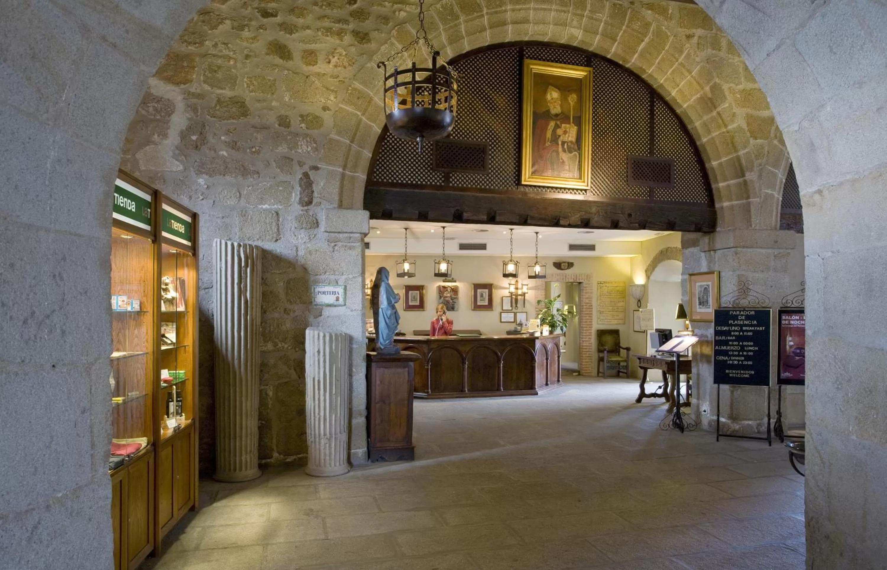 Lobby or reception in Parador de Plasencia