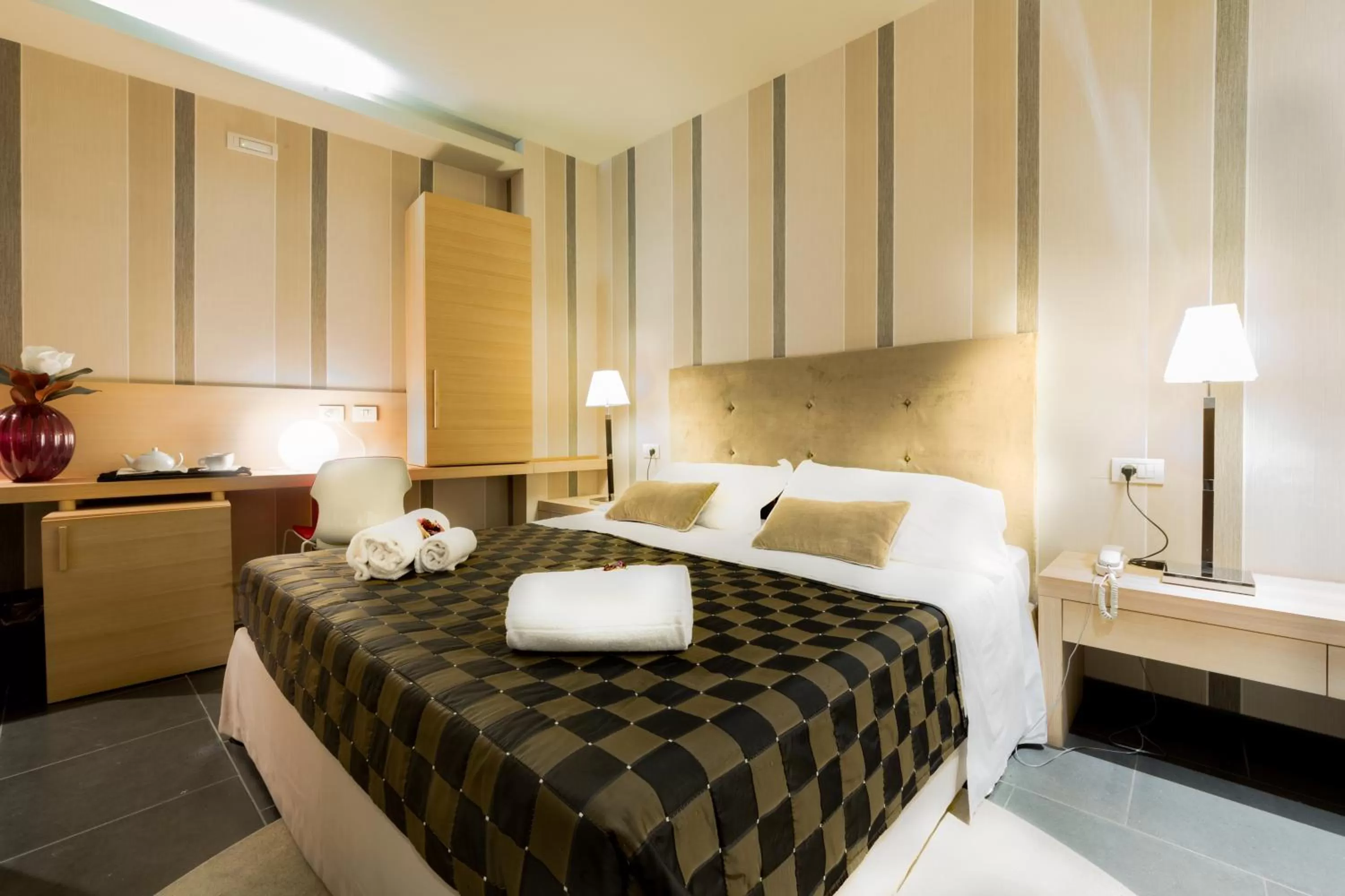 Bedroom, Bed in El Homs Palace Hotel