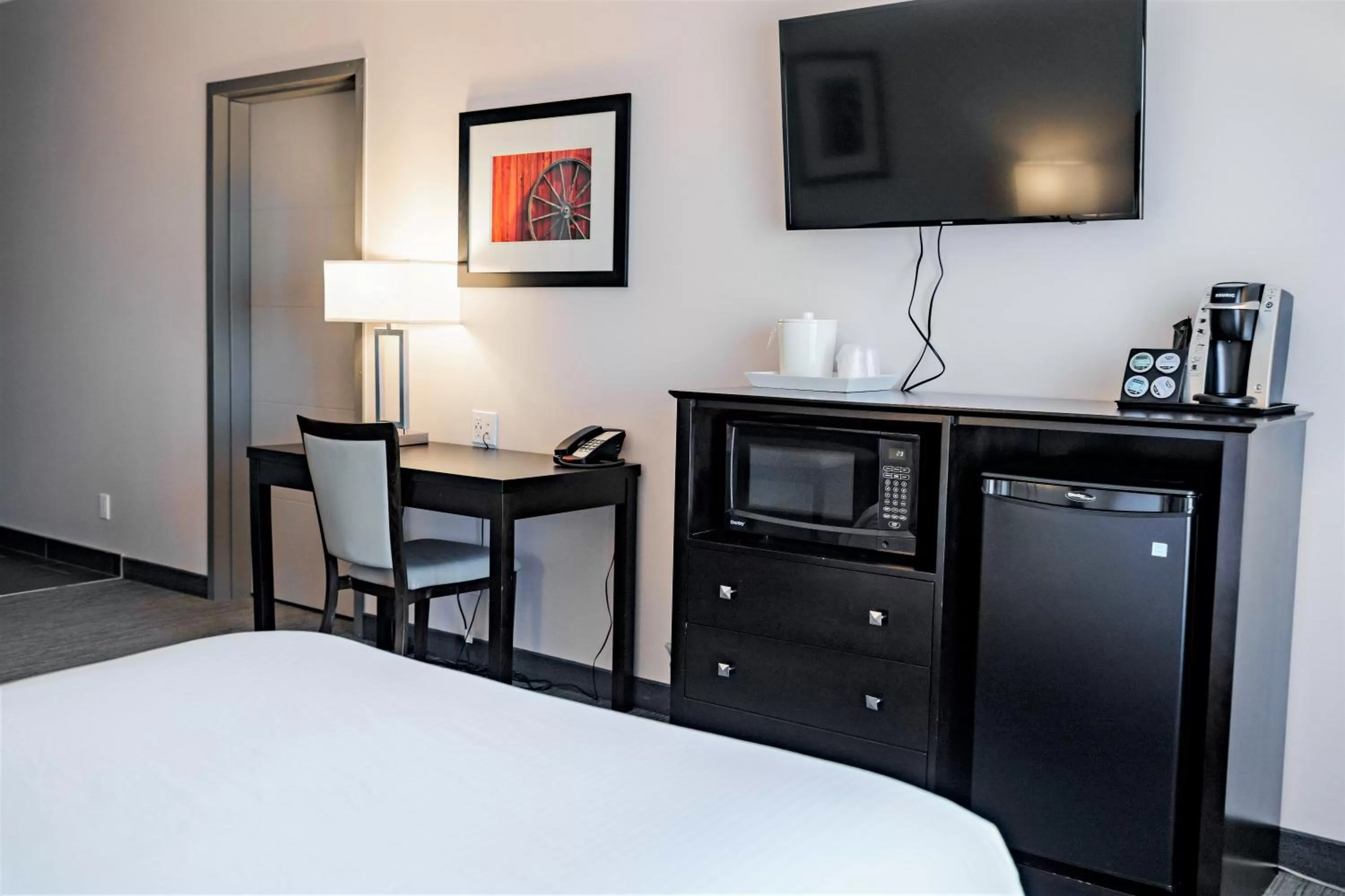 Photo of the whole room, Bed in Park Inn by Radisson Edmonton Airport