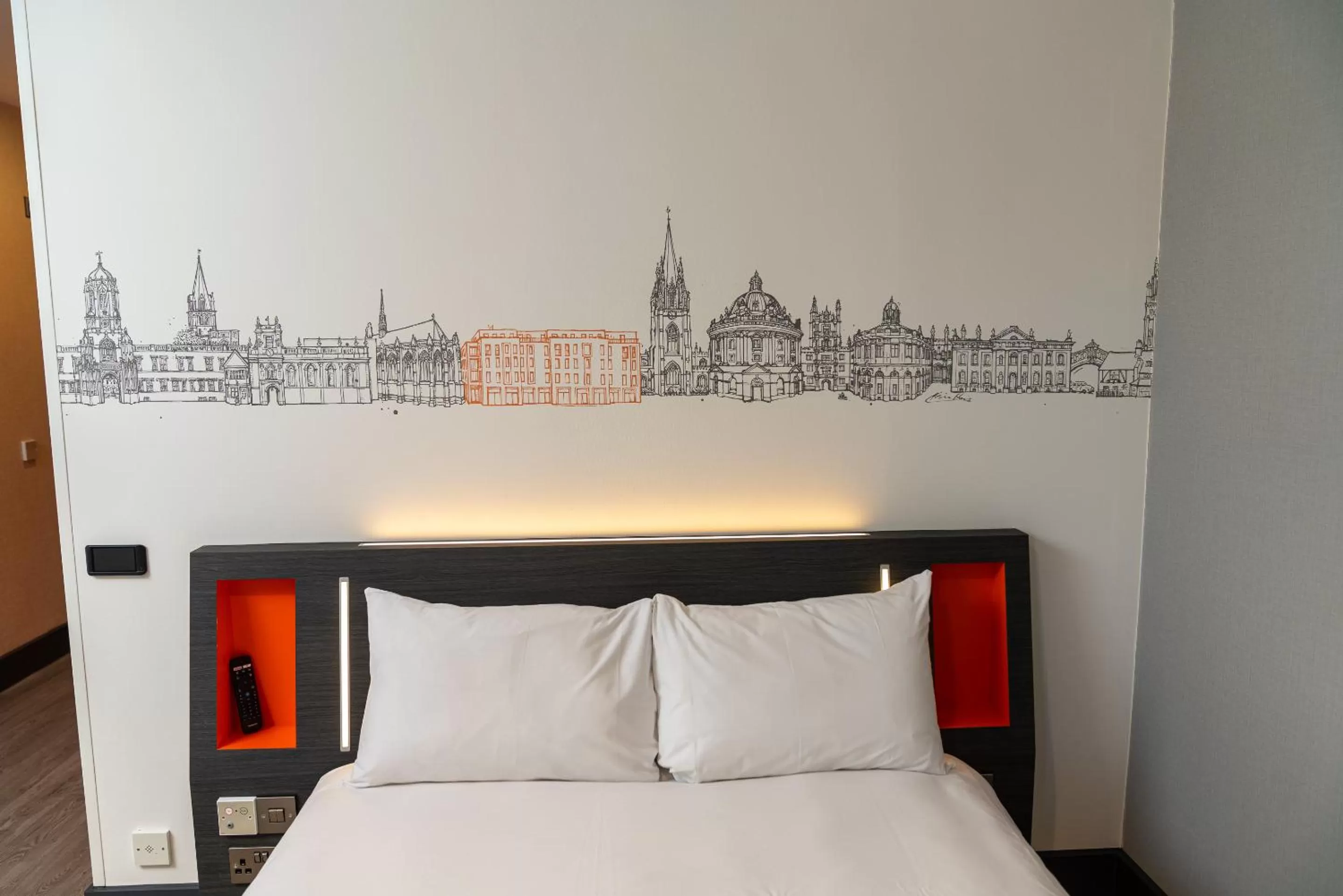 Bedroom, Bed in easyHotel Oxford