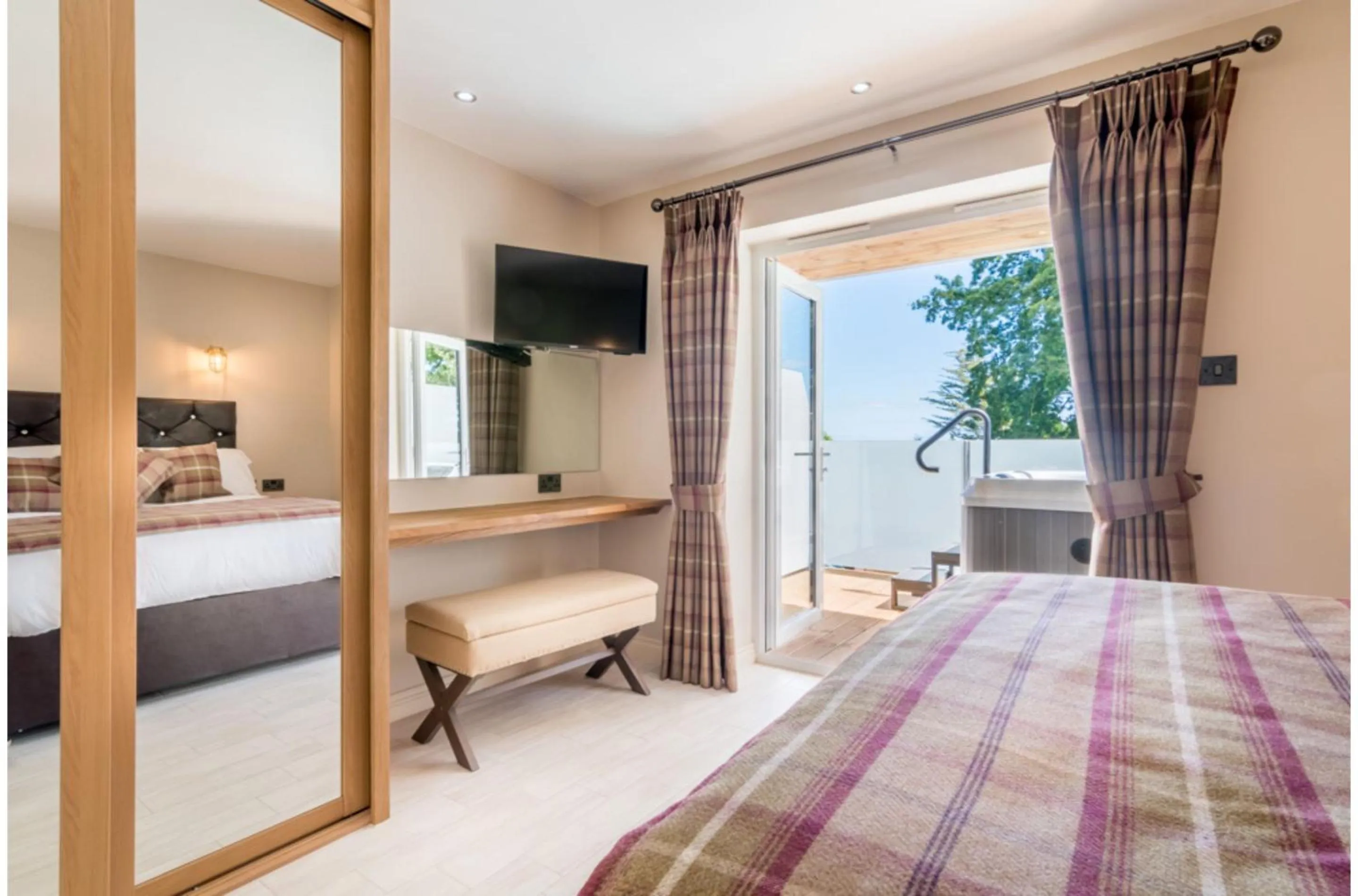 Bedroom, Bed in Orestone Manor