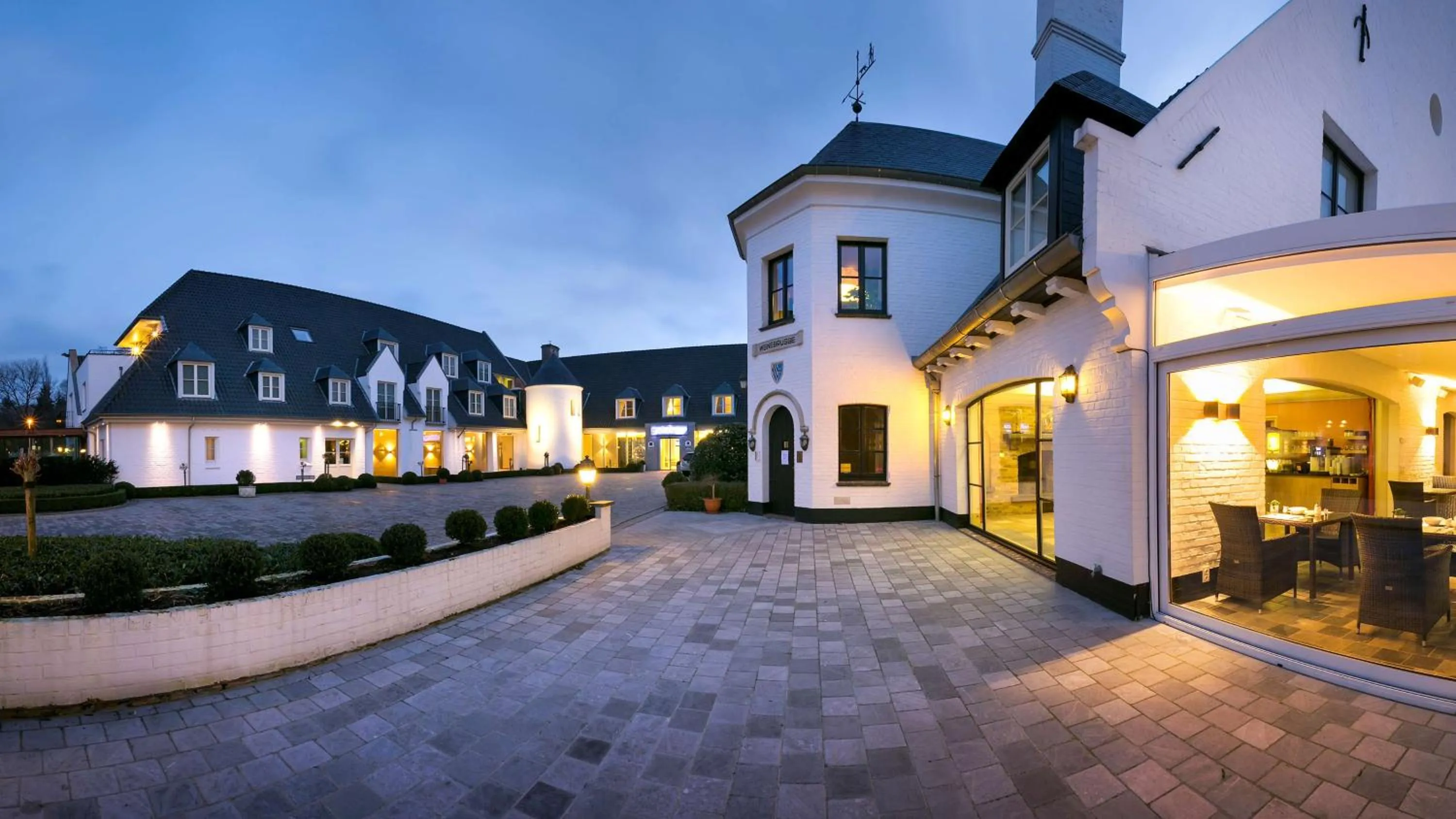 Property building in Hotel Restaurant Weinebrugge