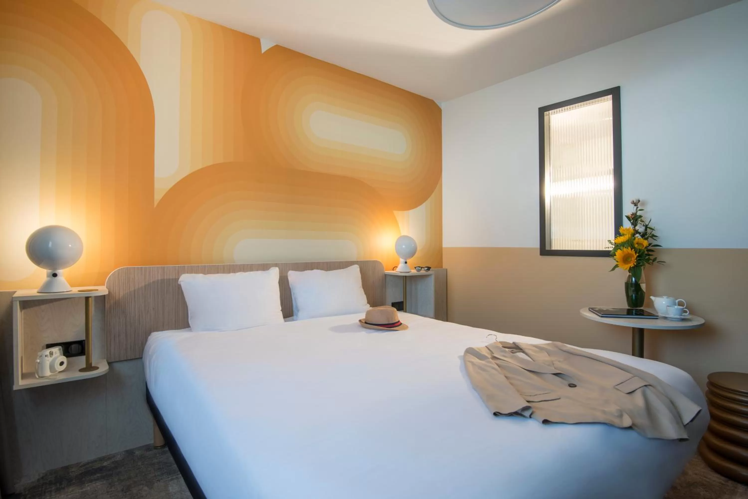 Photo of the whole room, Bed in ibis Styles Pertuis Portes du Luberon