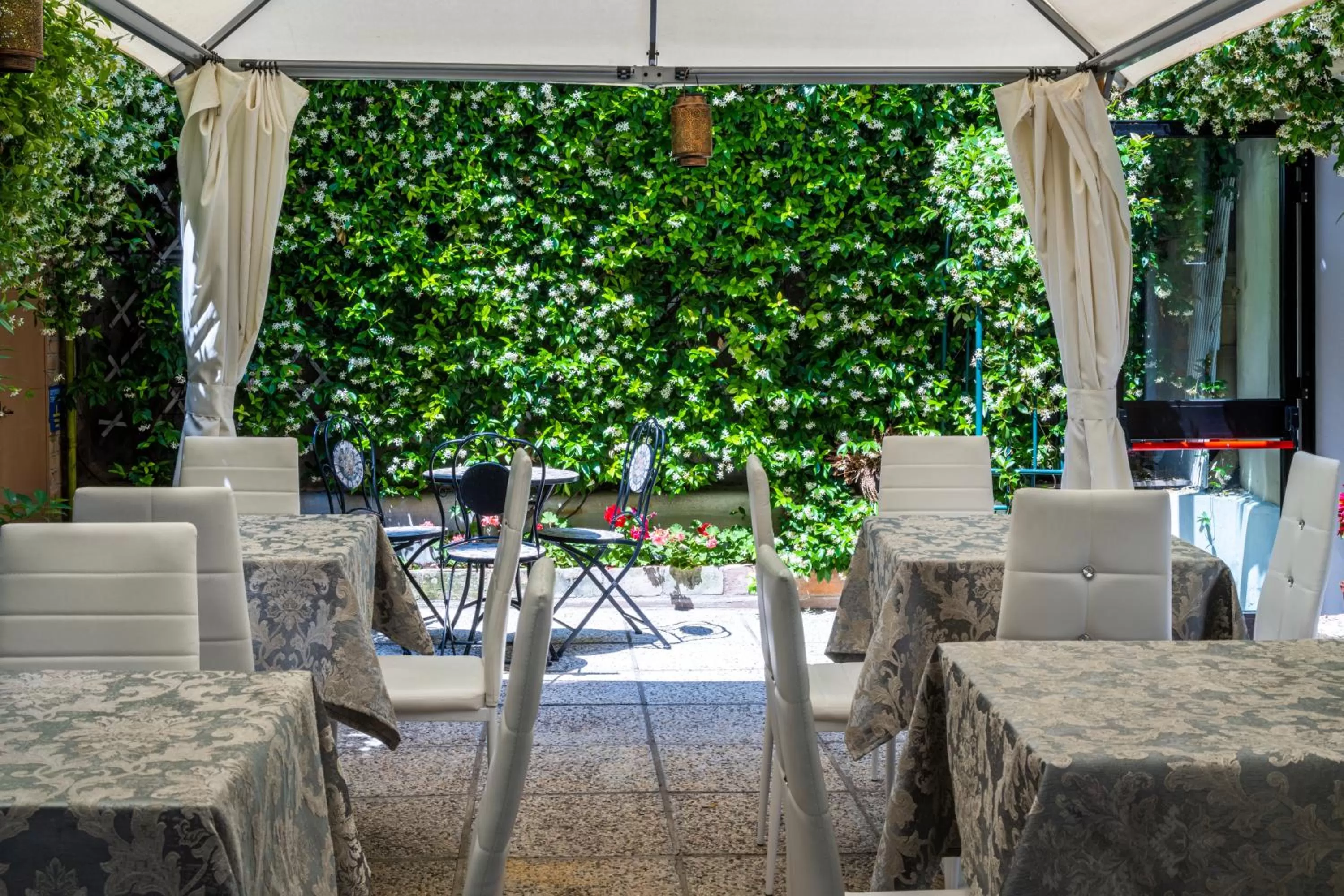 Banquet/Function facilities in Hotel Apostoli Garden