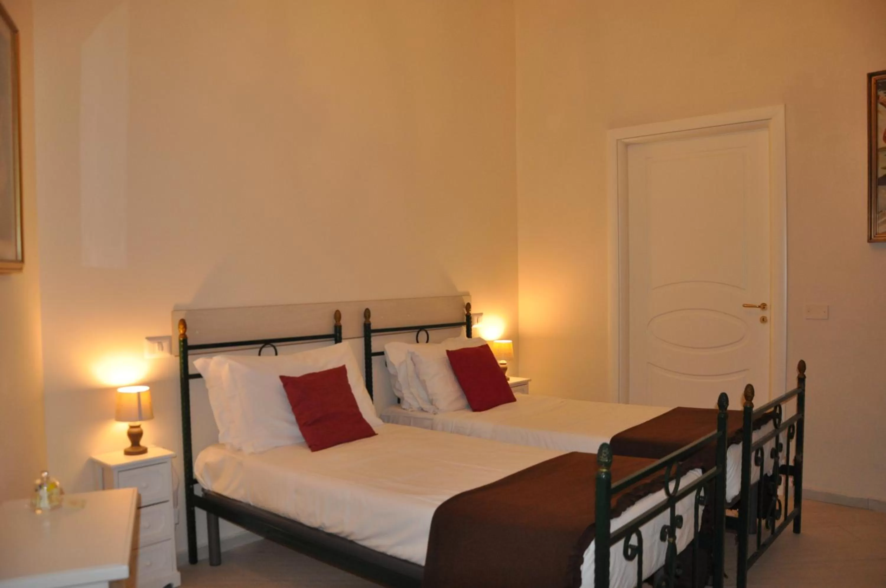 Photo of the whole room, Bed in Domus Borbonica