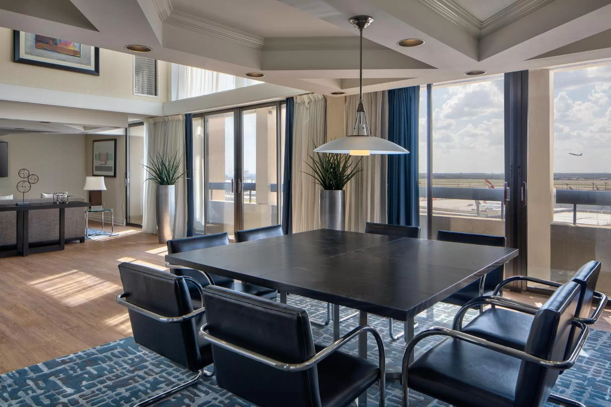 Dining area in Hyatt Regency DFW International Airport