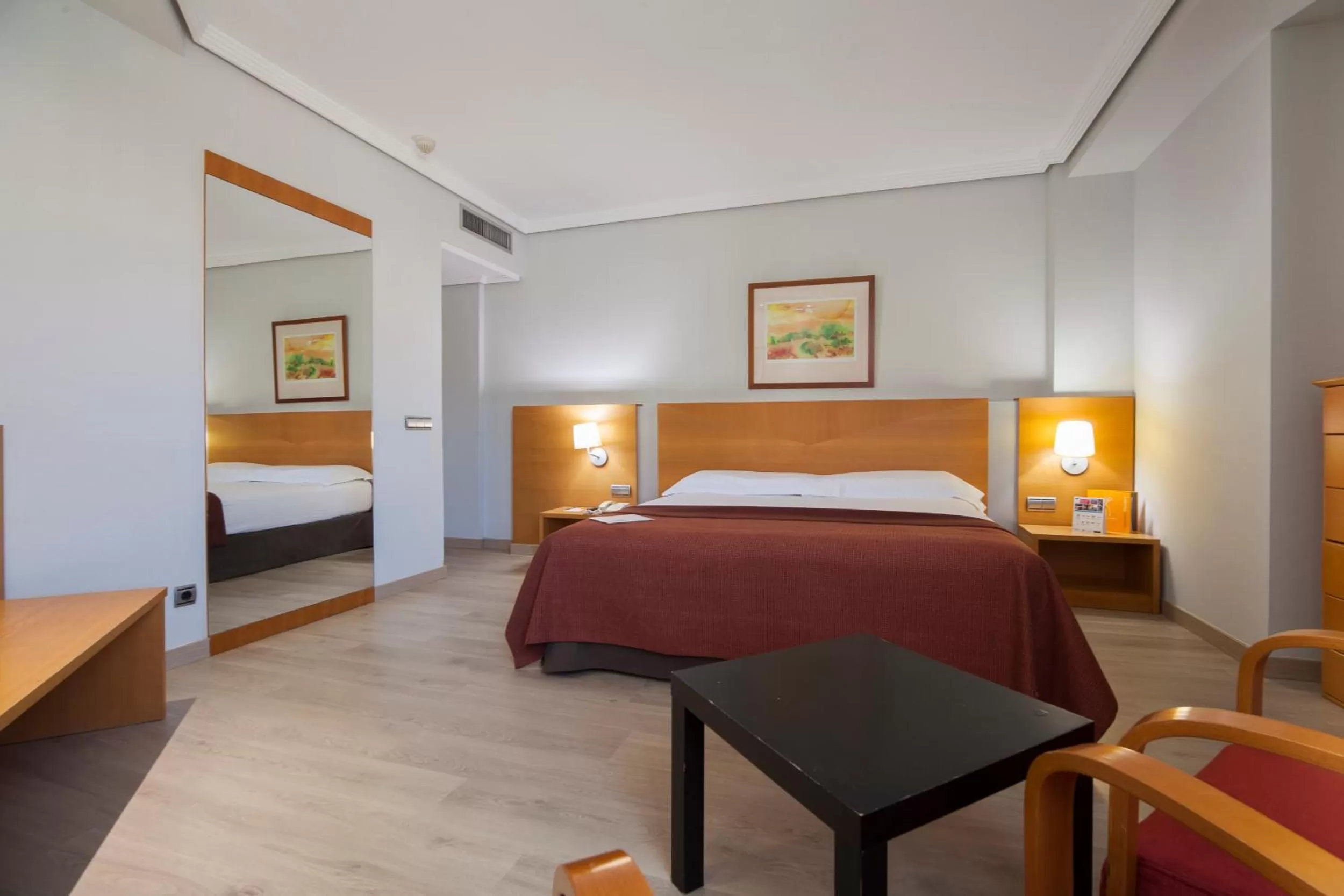 Photo of the whole room, Bed in Silken Luis de León