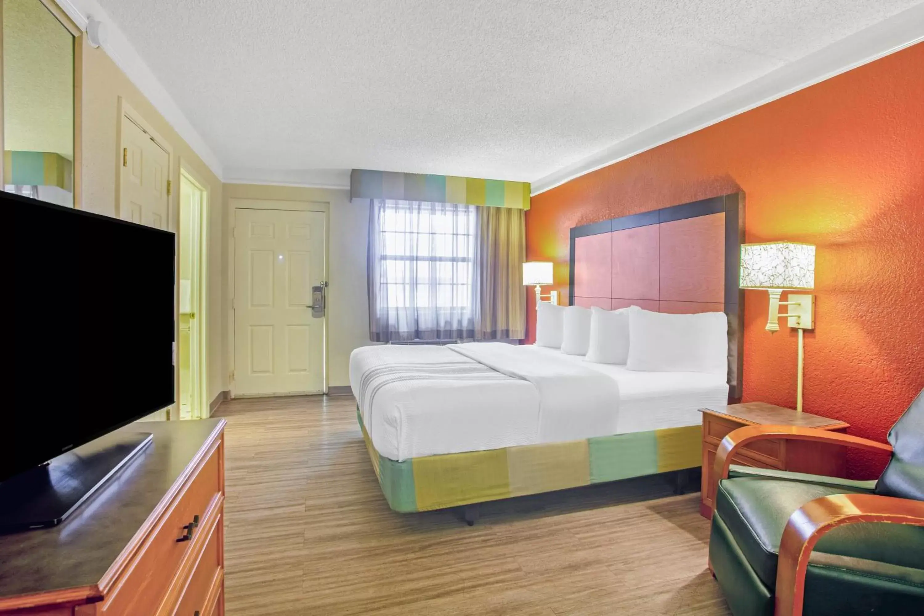 1 King Bed, Mobility/Hearing Accessible Room, Bathtub w/ Grab Bars, Non-Smoking in La Quinta Inn by Wyndham Victoria 1 King Bed, Mobility/Hearing Accessible Room, Bathtub w/ Grab Bars, Non-Smoking in La Quinta Inn by Wyndham Victoria