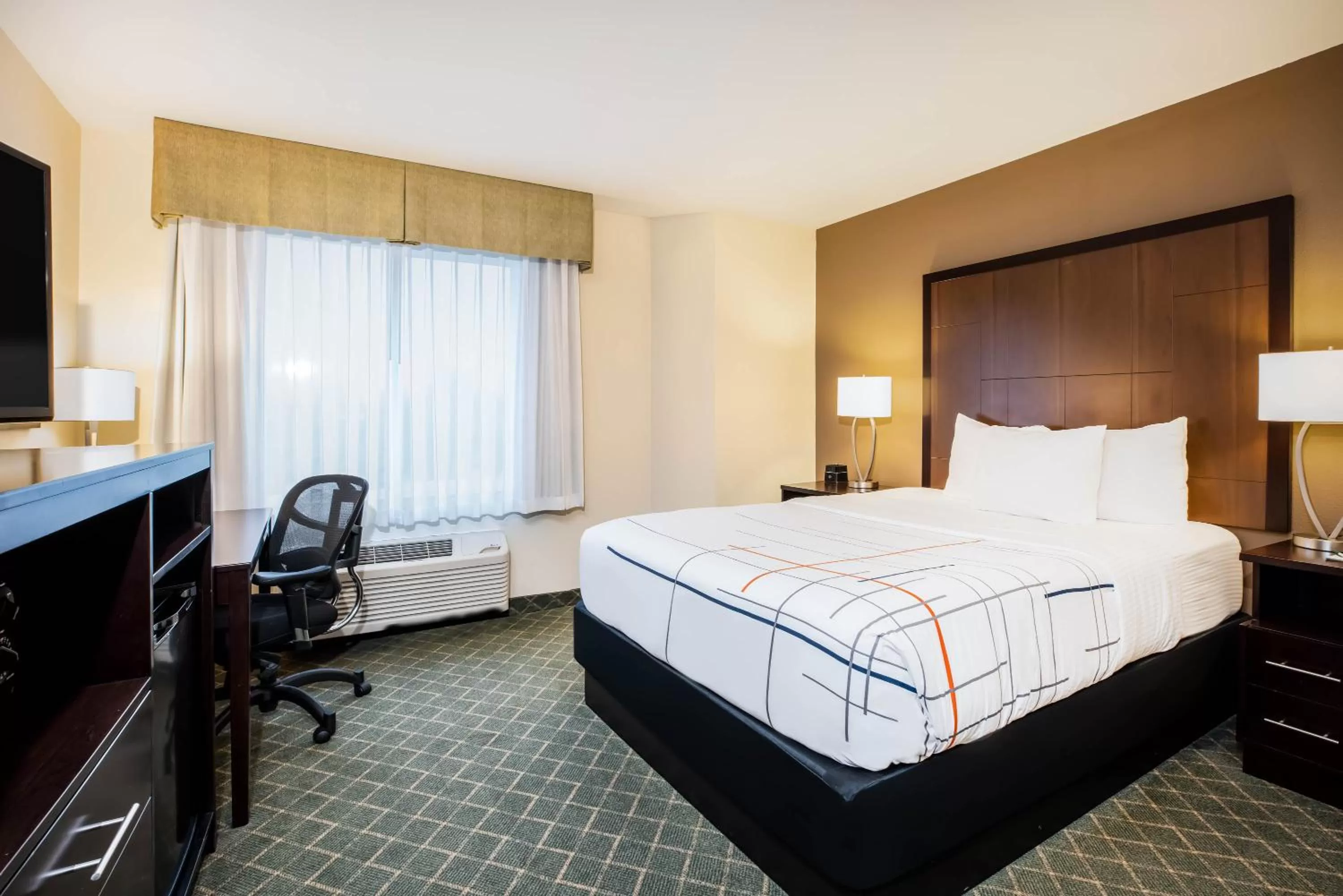 Bedroom, Bed in La Quinta by Wyndham Portland Airport