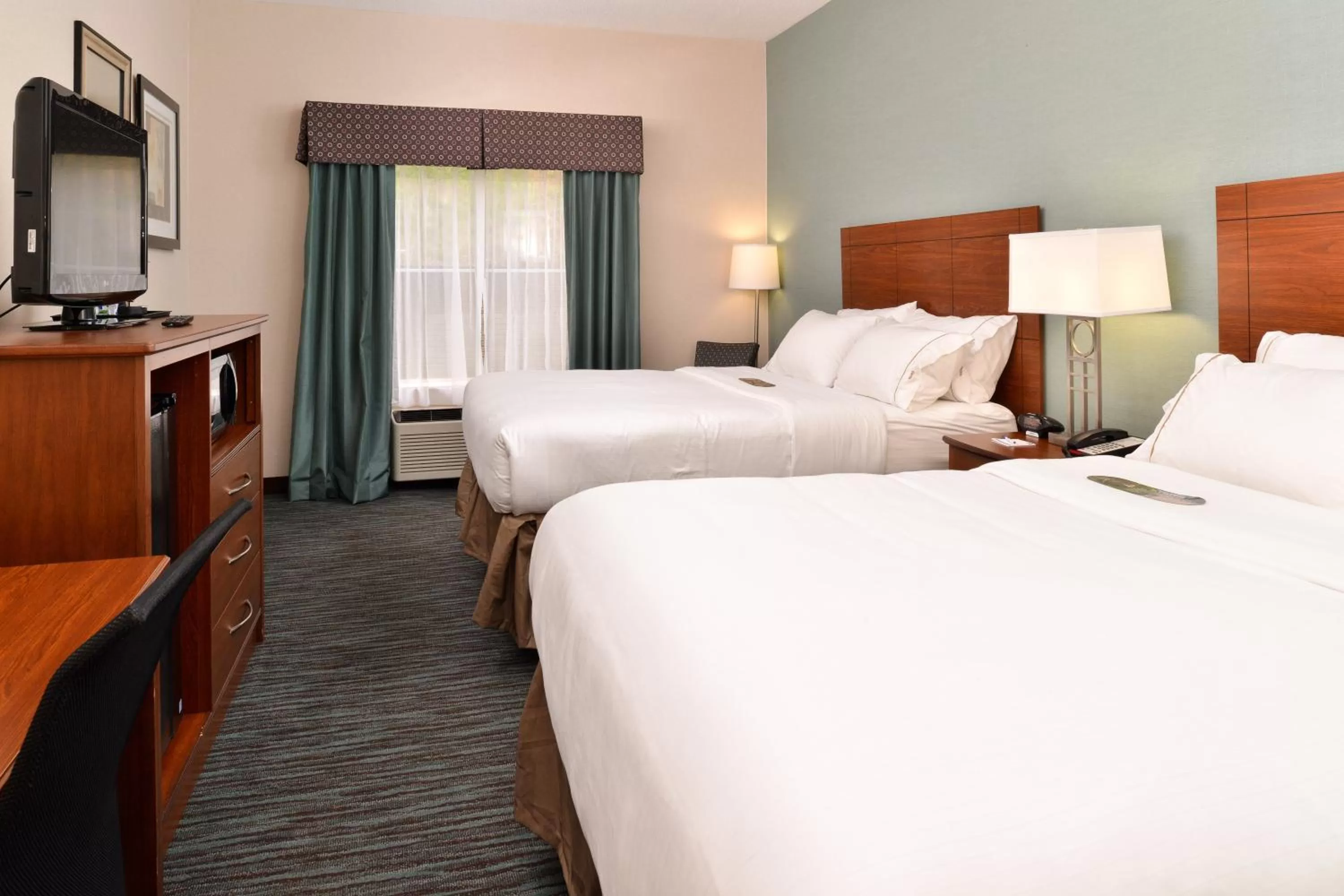 Photo of the whole room, Bed in Holiday Inn Express & Suites St Marys by IHG