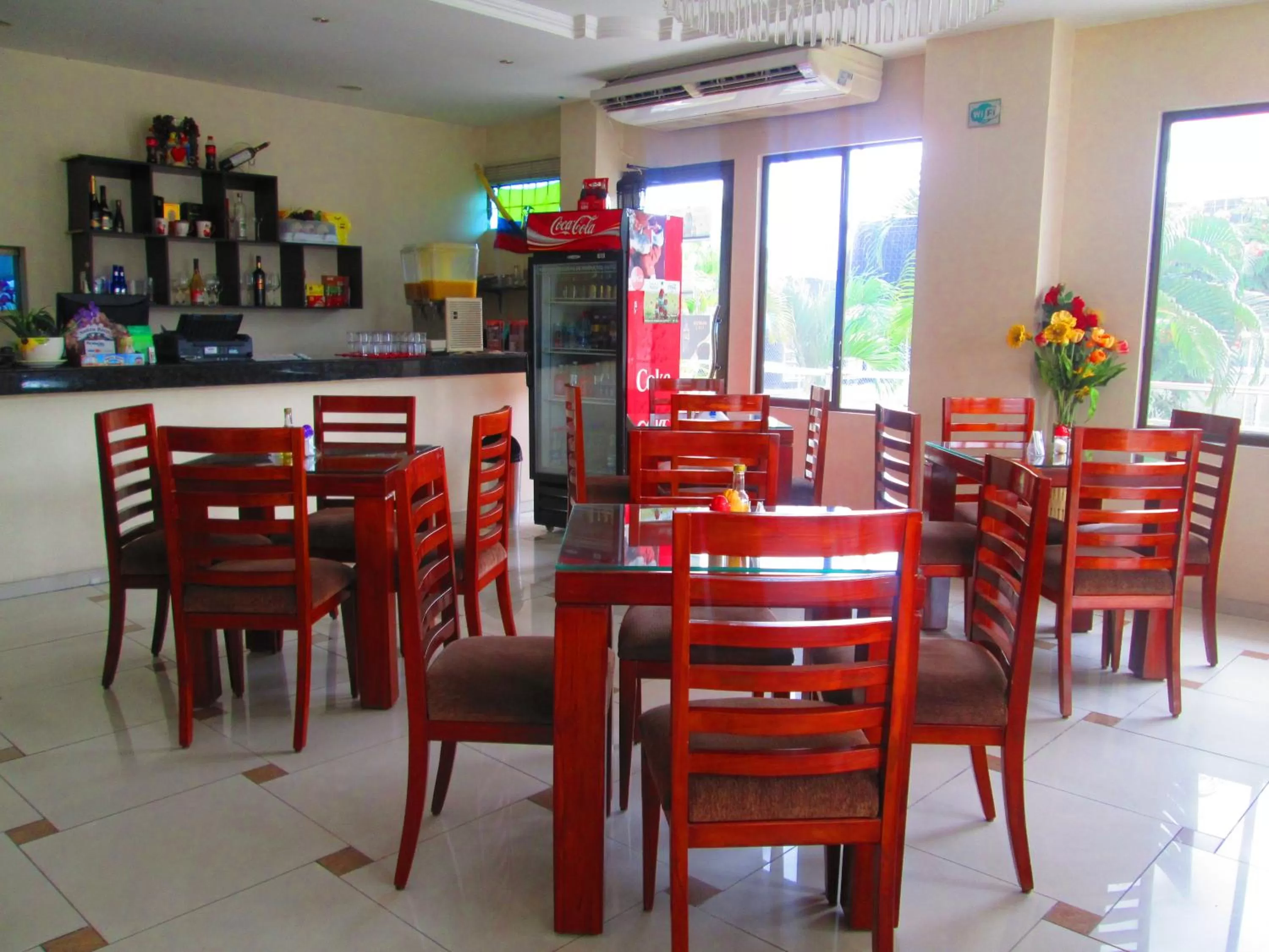 Restaurant/places to eat in Hotel Garzota Inn