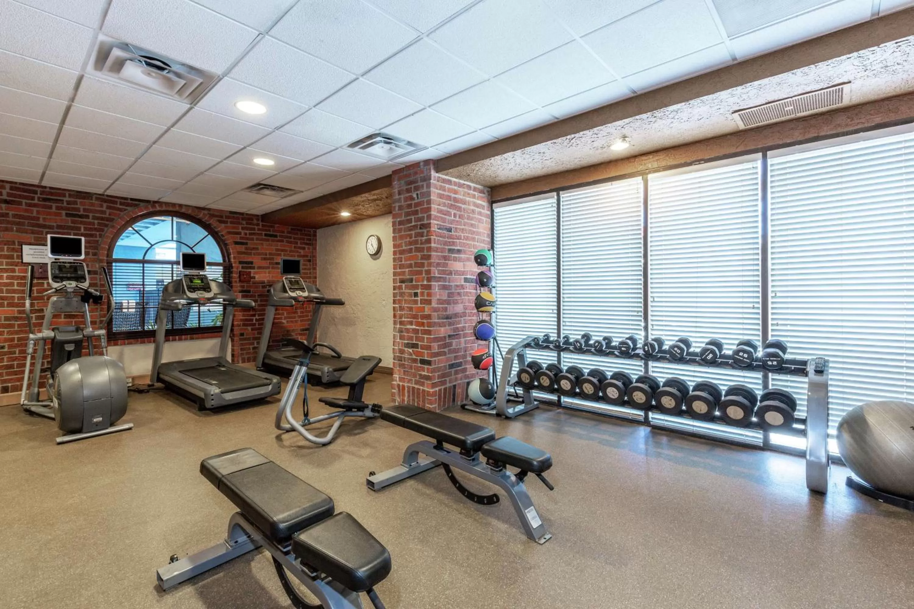 Fitness centre/facilities in Embassy Suites by Hilton Kansas City Plaza
